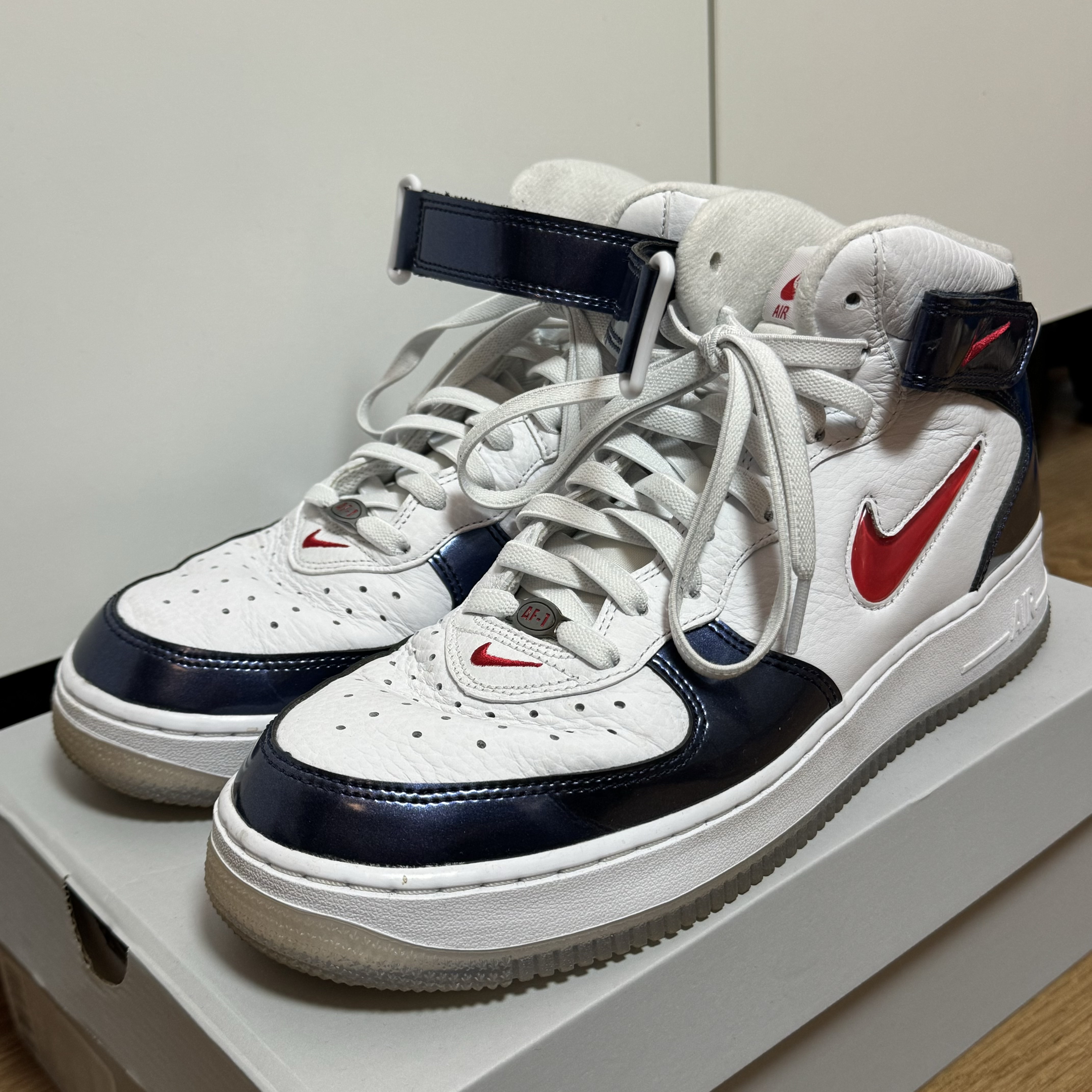 Nike Air Force 1 Mid QS University Red and Midnight Navy 착용 스타일