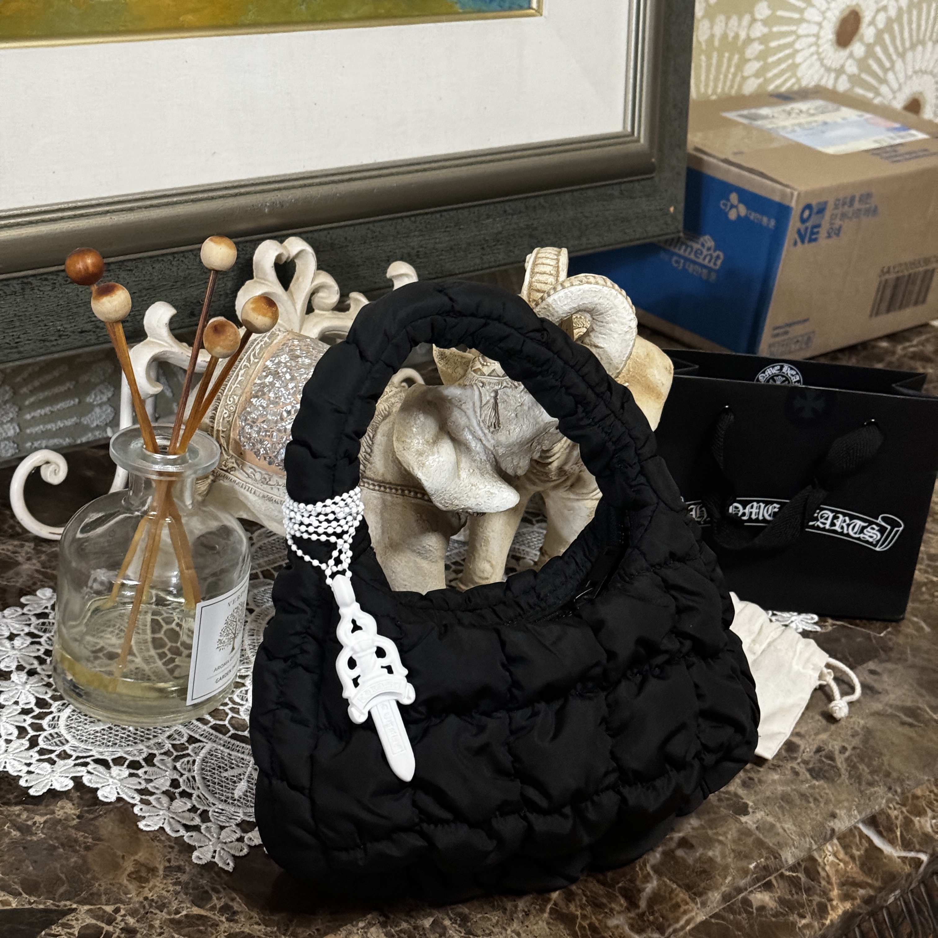 Chrome Hearts Silichrome Dagger Pendant White 2023, COS Quilted Micro Bag Black 착용 스타일 - 2