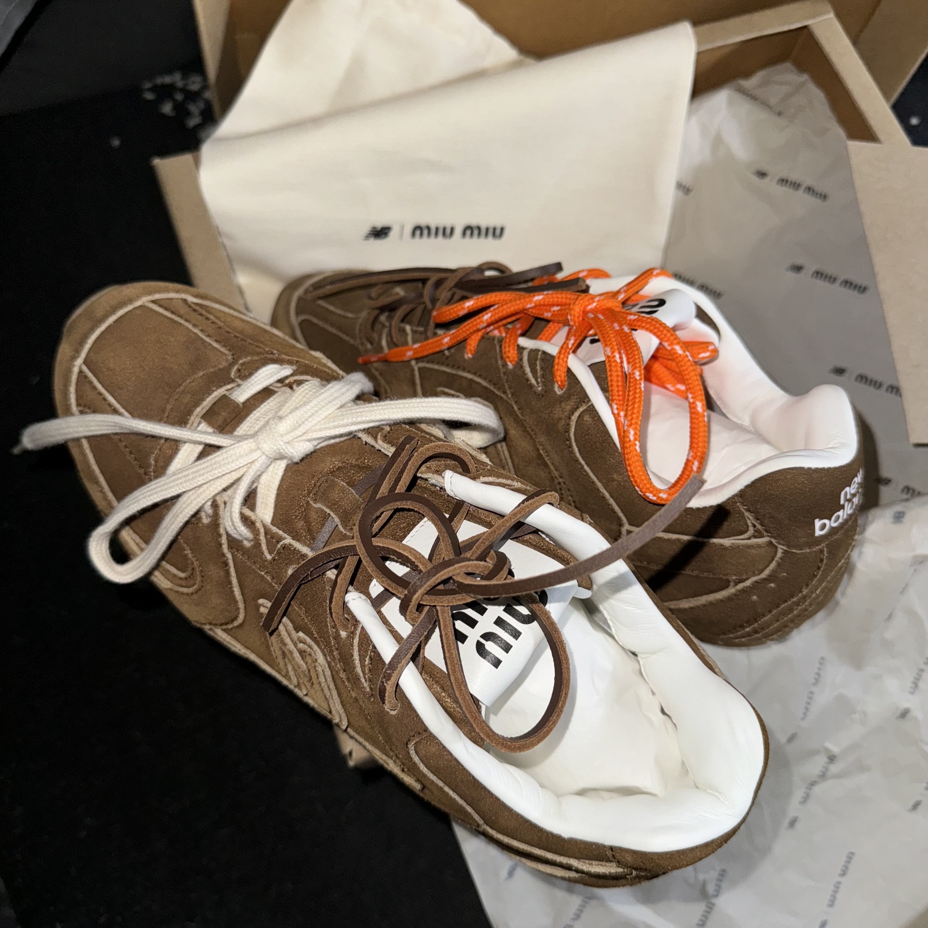 (W) New Balance x Miu Miu 530 Suede Mesh Sneakers Cinnamon, (W) New Balance x Miu Miu 530 Suede Mesh Sneakers Ecru 착용 스타일 - 1