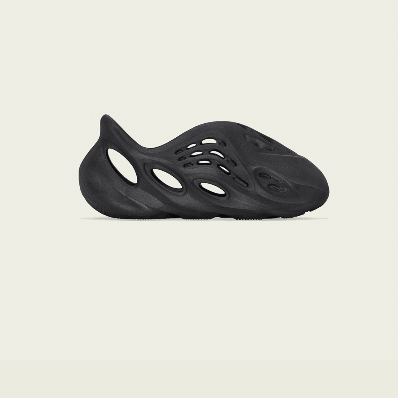 Adidas Yeezy Foam RNNR Onyx, (Kids) Adidas Yeezy Foam RNNR Onyx 착용 스타일 - 1
