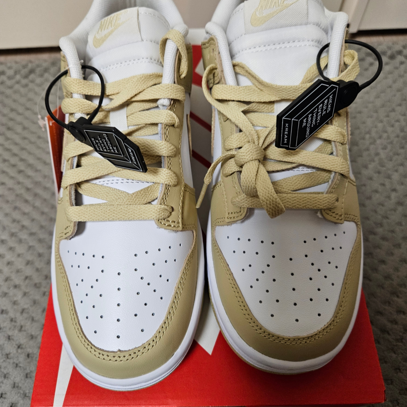 Nike Dunk Low Team Gold and White 착용 스타일 - 1