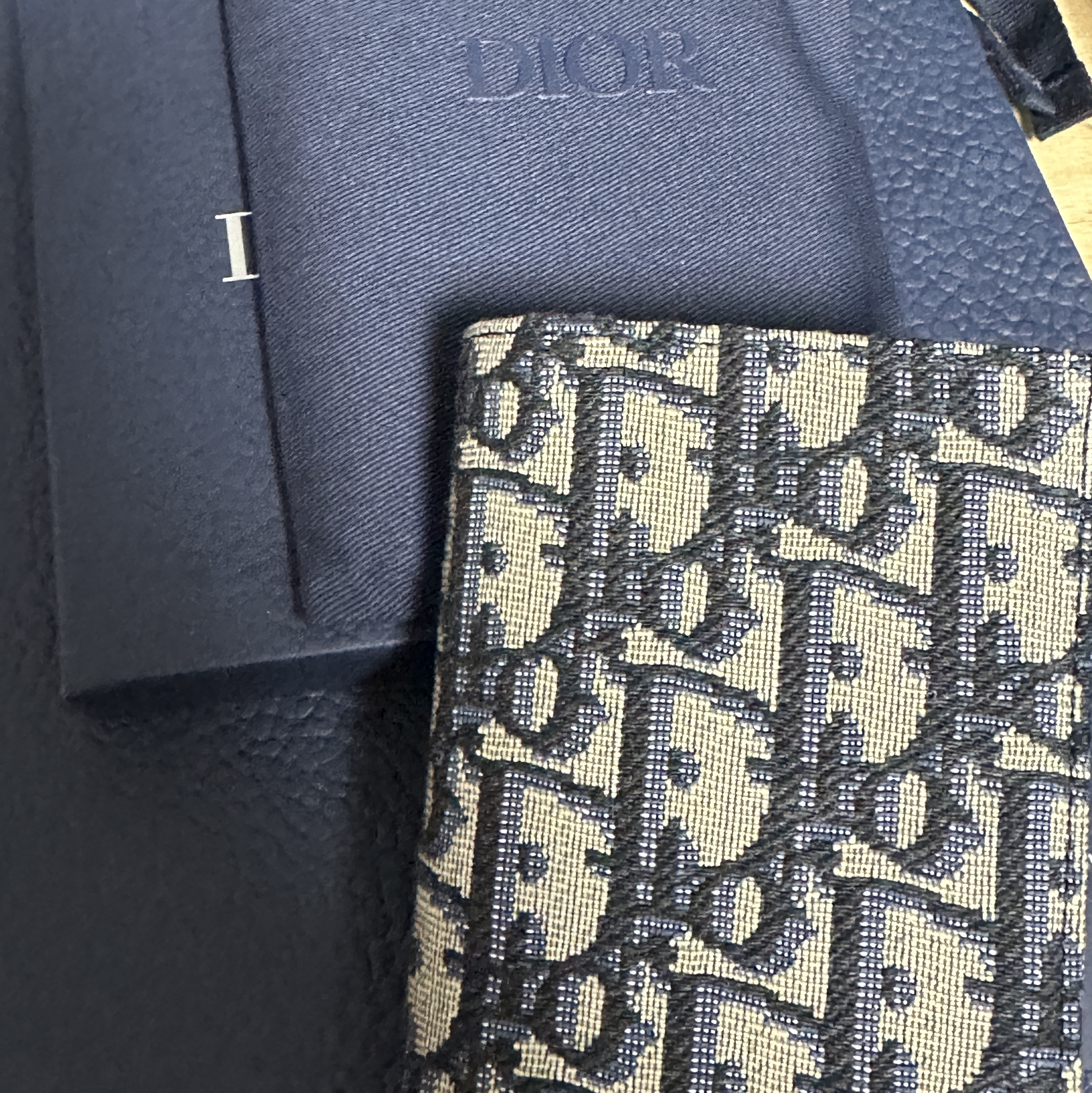 Dior Bi-Fold Card Holder Beige & Black Dior Oblique Jacquard 착용 스타일