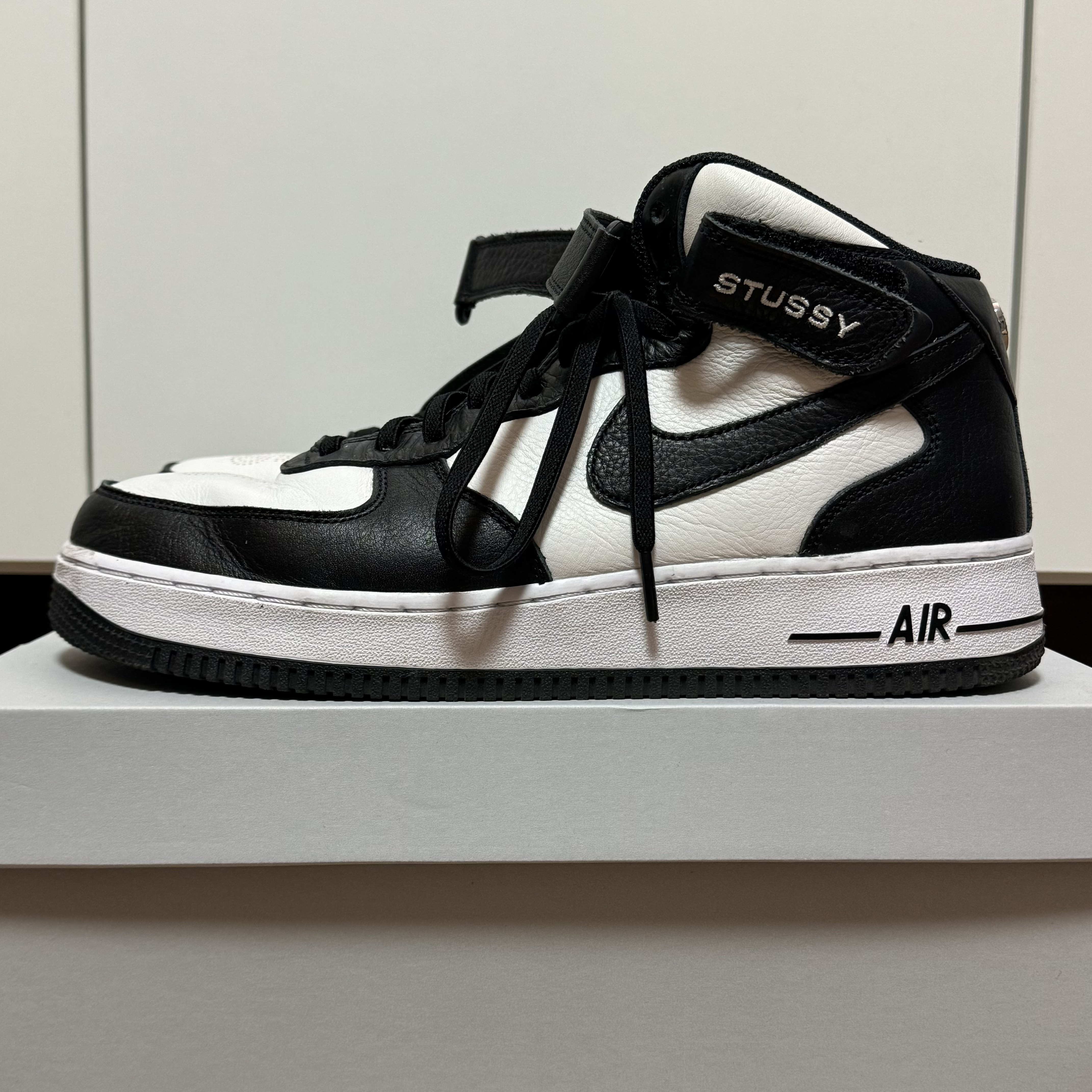 Nike x Stussy Air Force 1 '07 Mid SP Black and Light Bone 착용 스타일 - 1