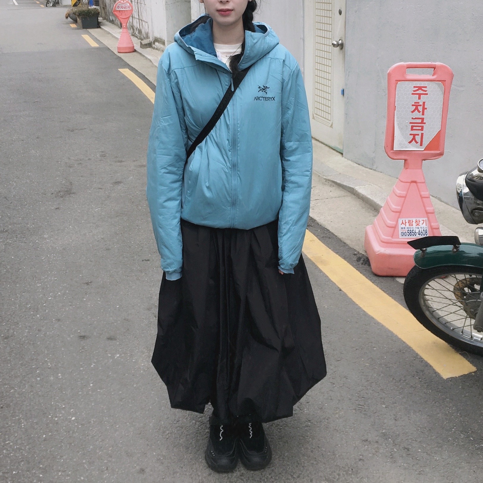 Arc'teryx Atom LT Hoody Solace, Porter Tanker Shoulder Bag S Black 착용 스타일 - 2