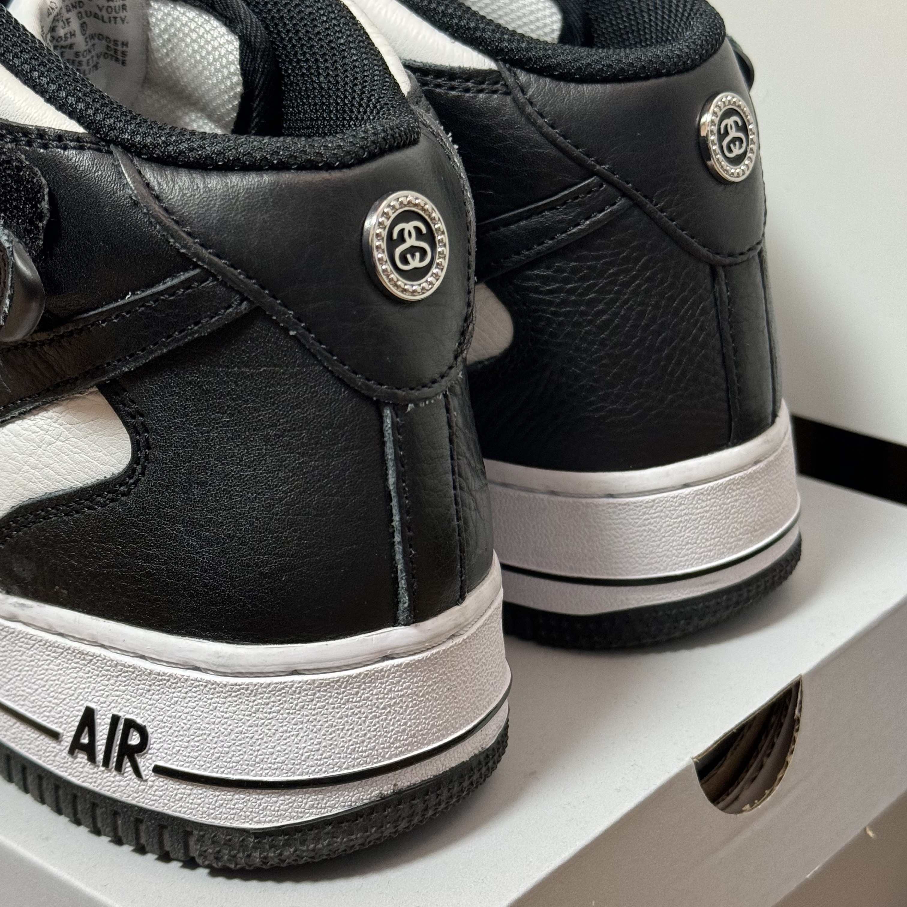 Nike x Stussy Air Force 1 '07 Mid SP Black and Light Bone 착용 스타일 - 2