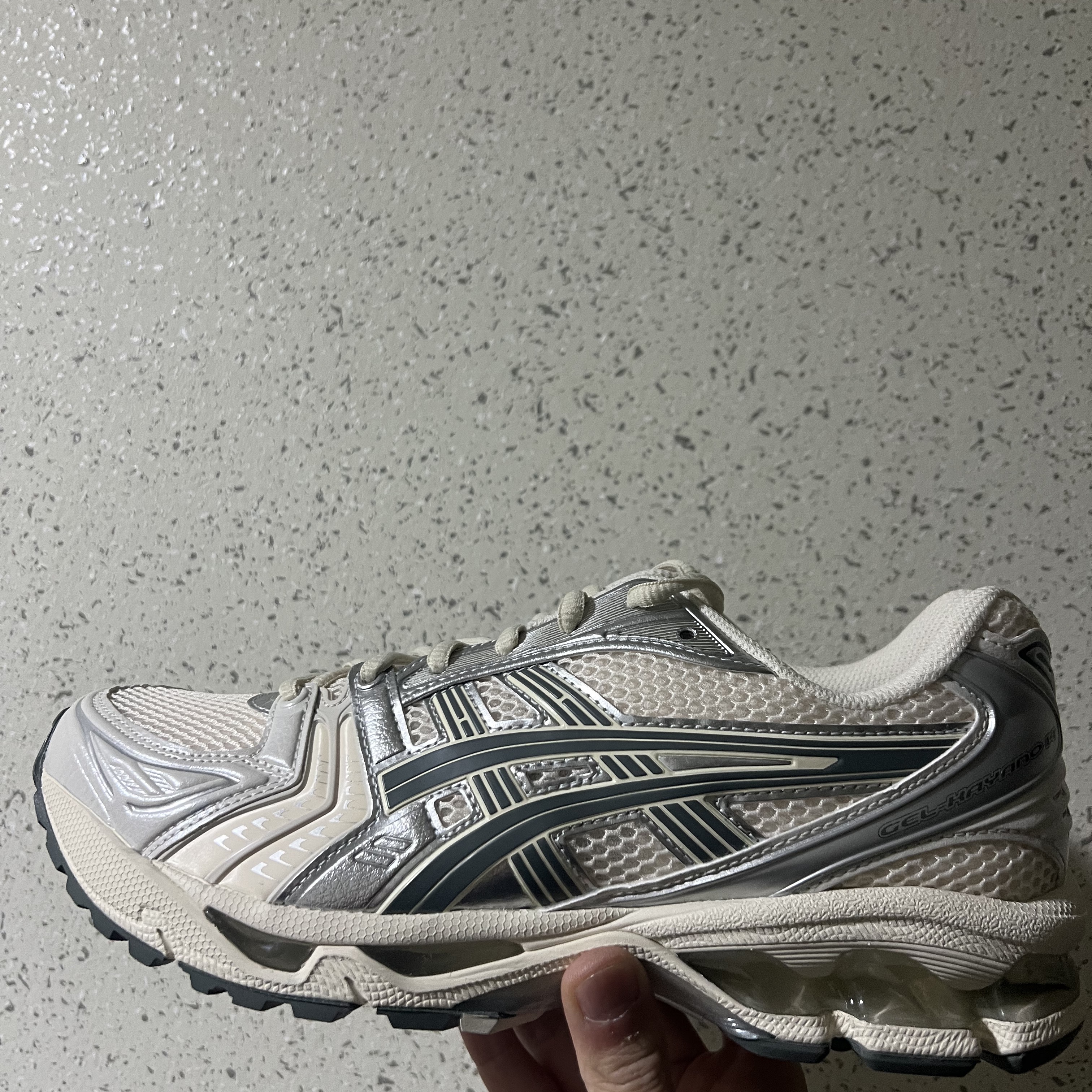 Asics Gel-Kayano 14 Birch Dark Pewter 착용 스타일 - 1