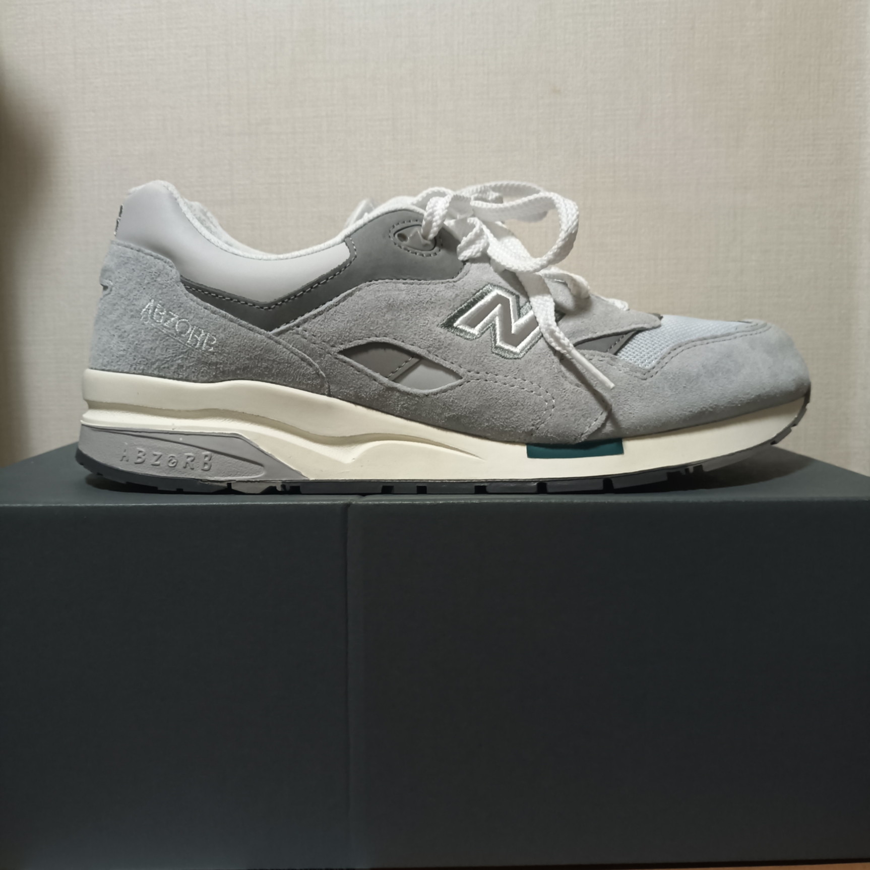 New Balance 1600 Greige Pack Rain Cloud 착용 스타일 - 2