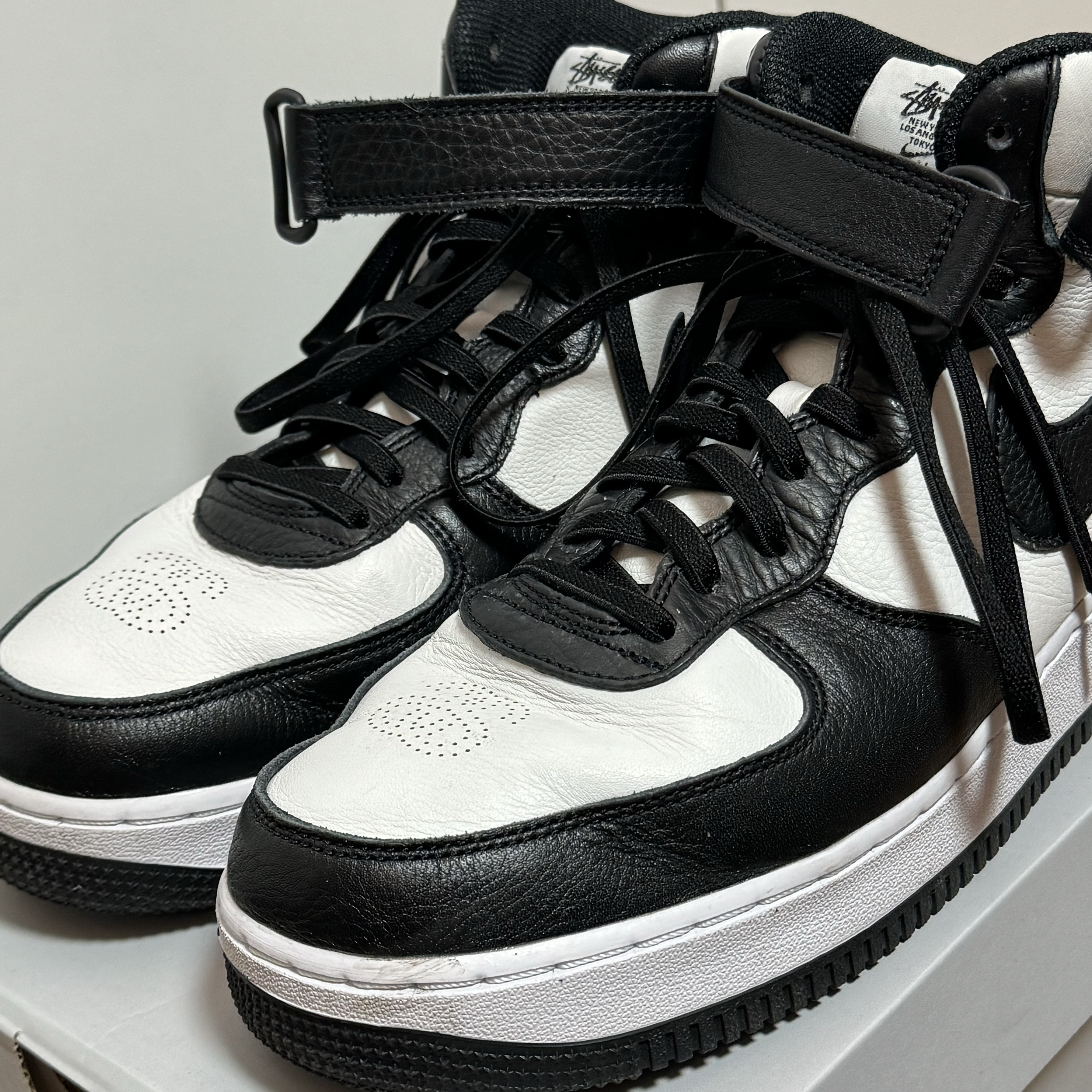 Nike x Stussy Air Force 1 '07 Mid SP Black and Light Bone 착용 스타일 - 3