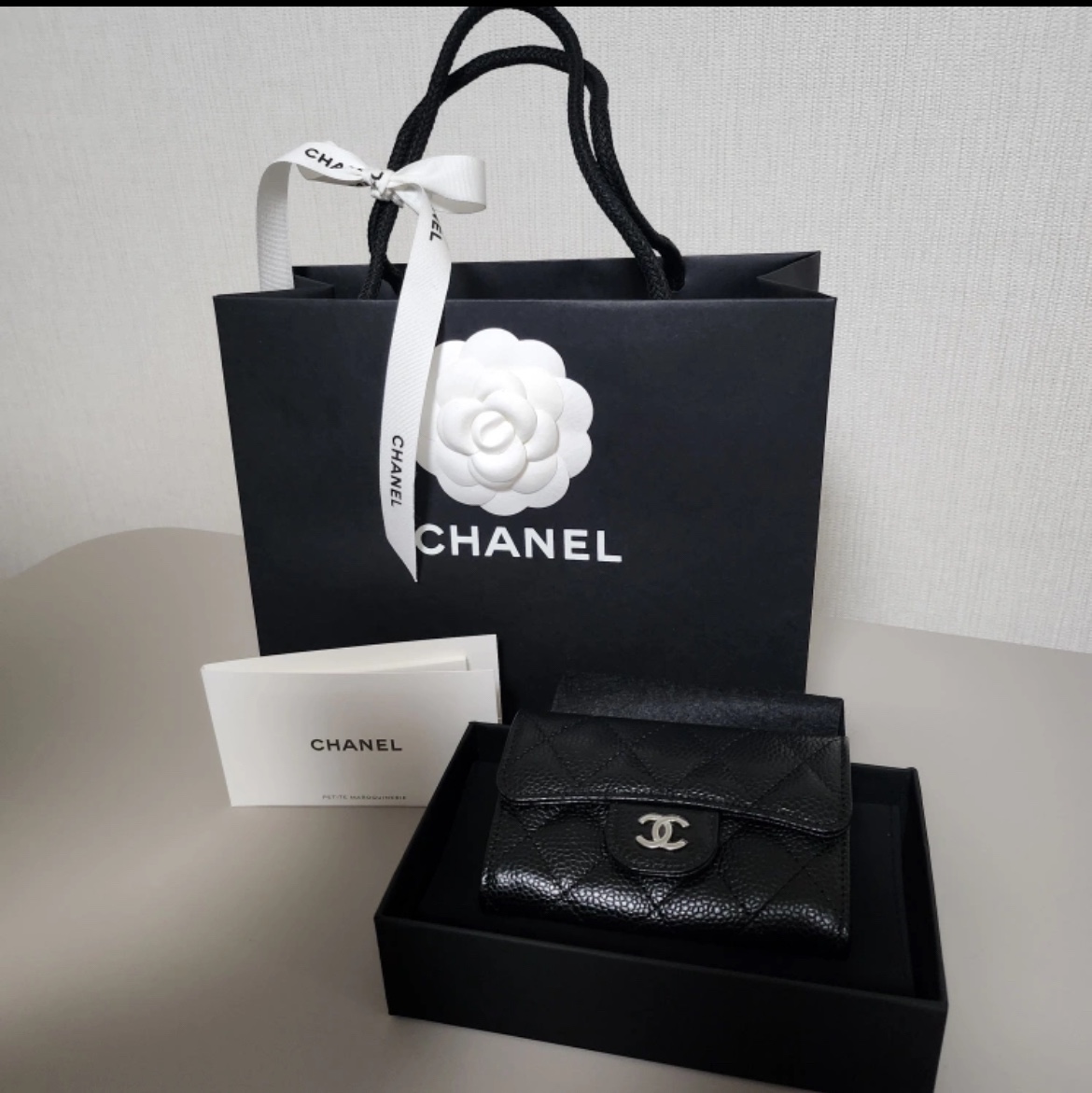 Chanel Classic Card Holder Grained Calfskin & Silver Black 착용 스타일