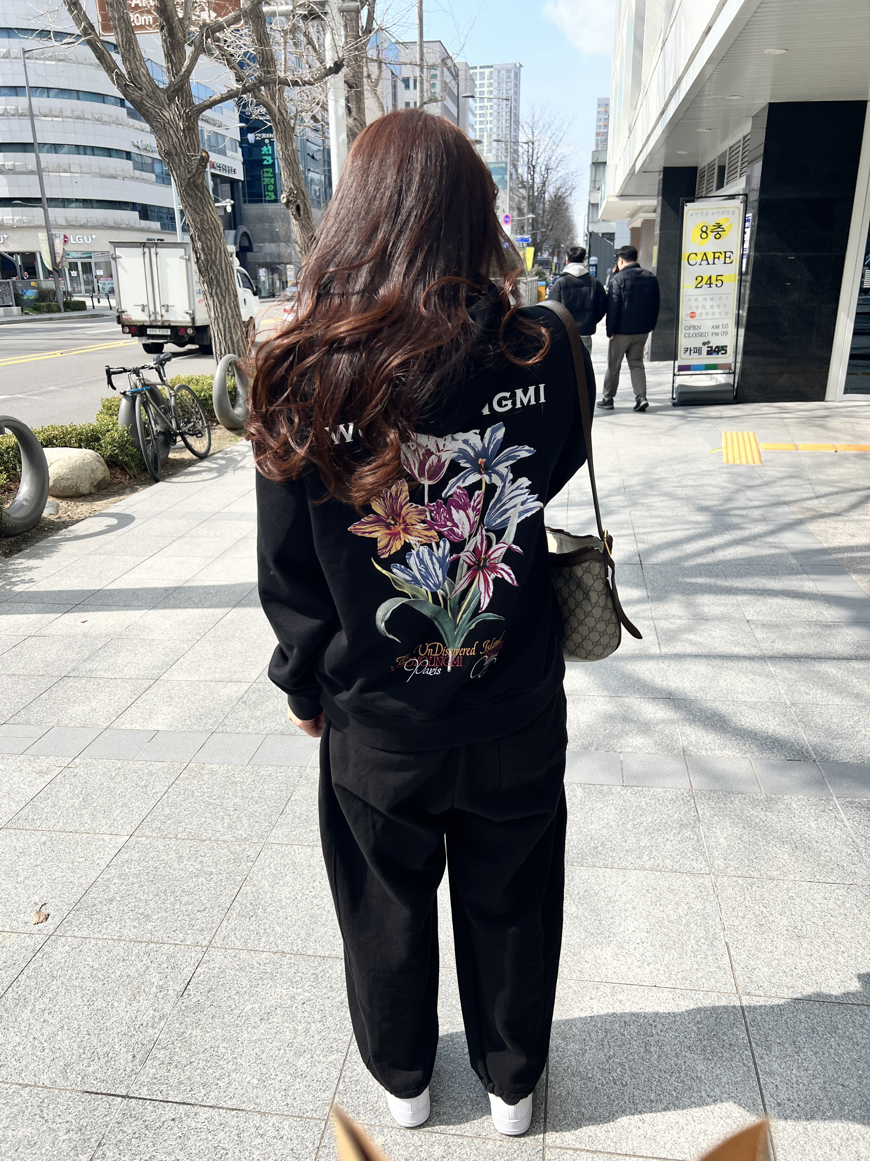Wooyoungmi Flower Back Logo Hooded T-Shirt Black - 24SS 착용 스타일