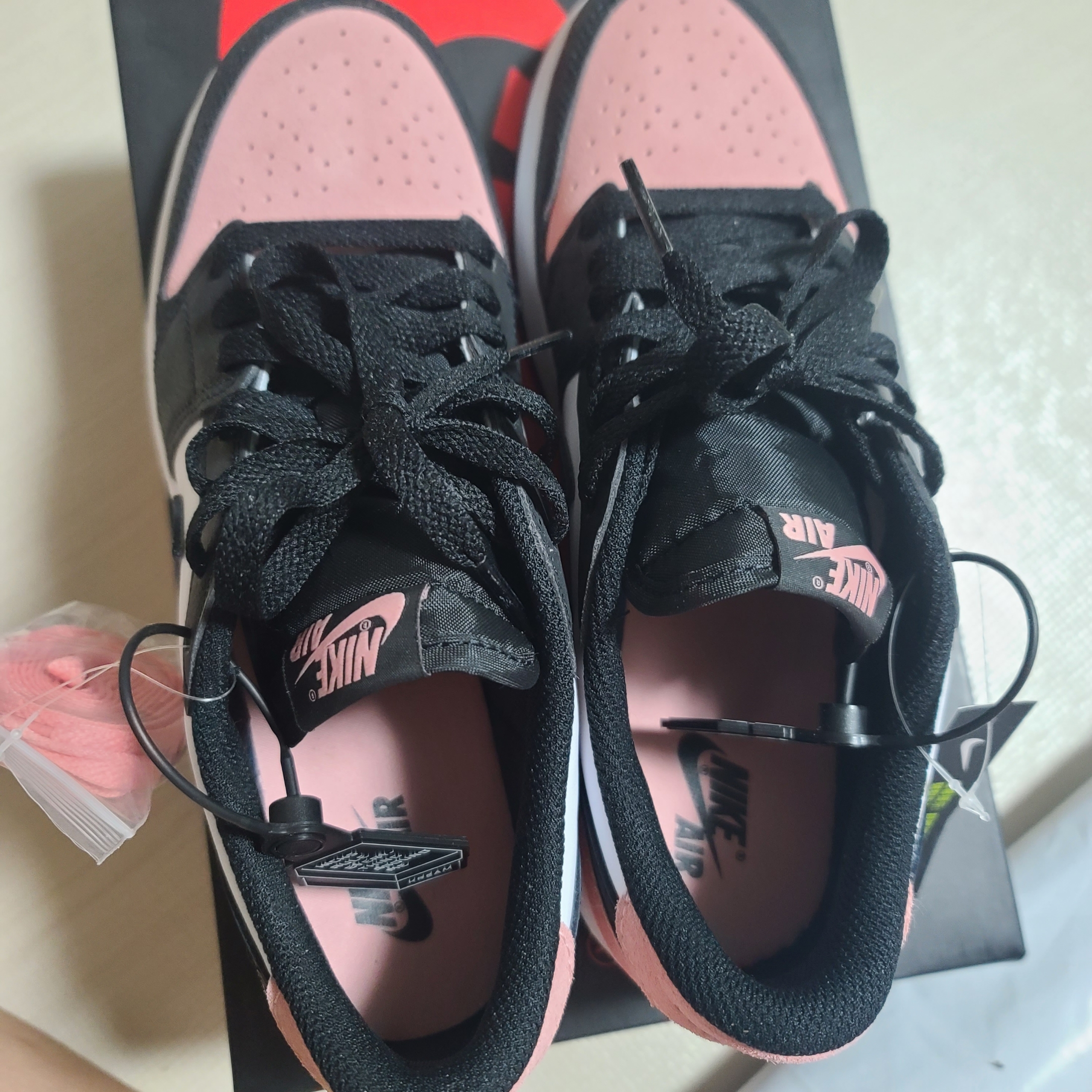 (GS) Jordan 1 Low OG Bleached Coral 착용 스타일 - 2