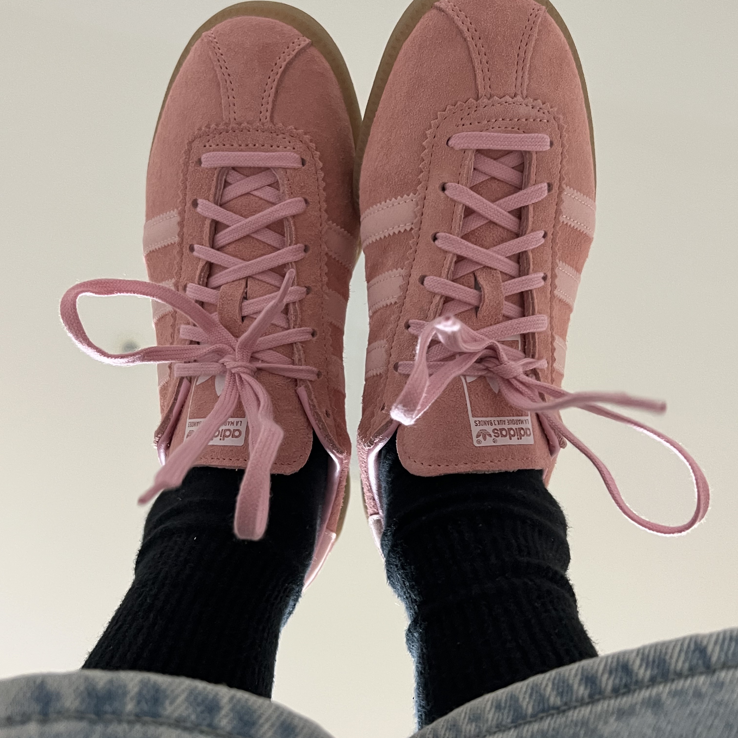 Adidas Bermuda Glow Pink 착용 스타일 - 2