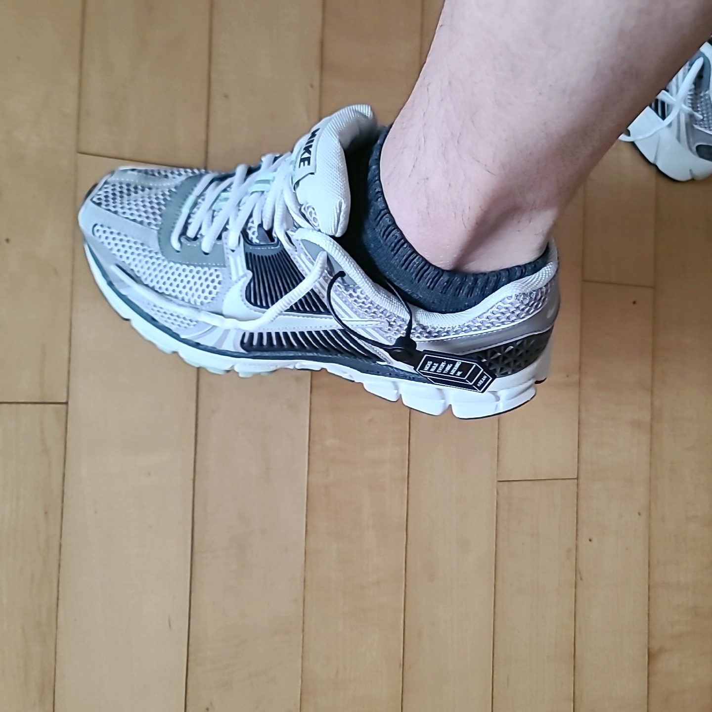 (W) Nike Zoom Vomero 5 Cobblestone and Flat Pewter 착용 스타일 - 3