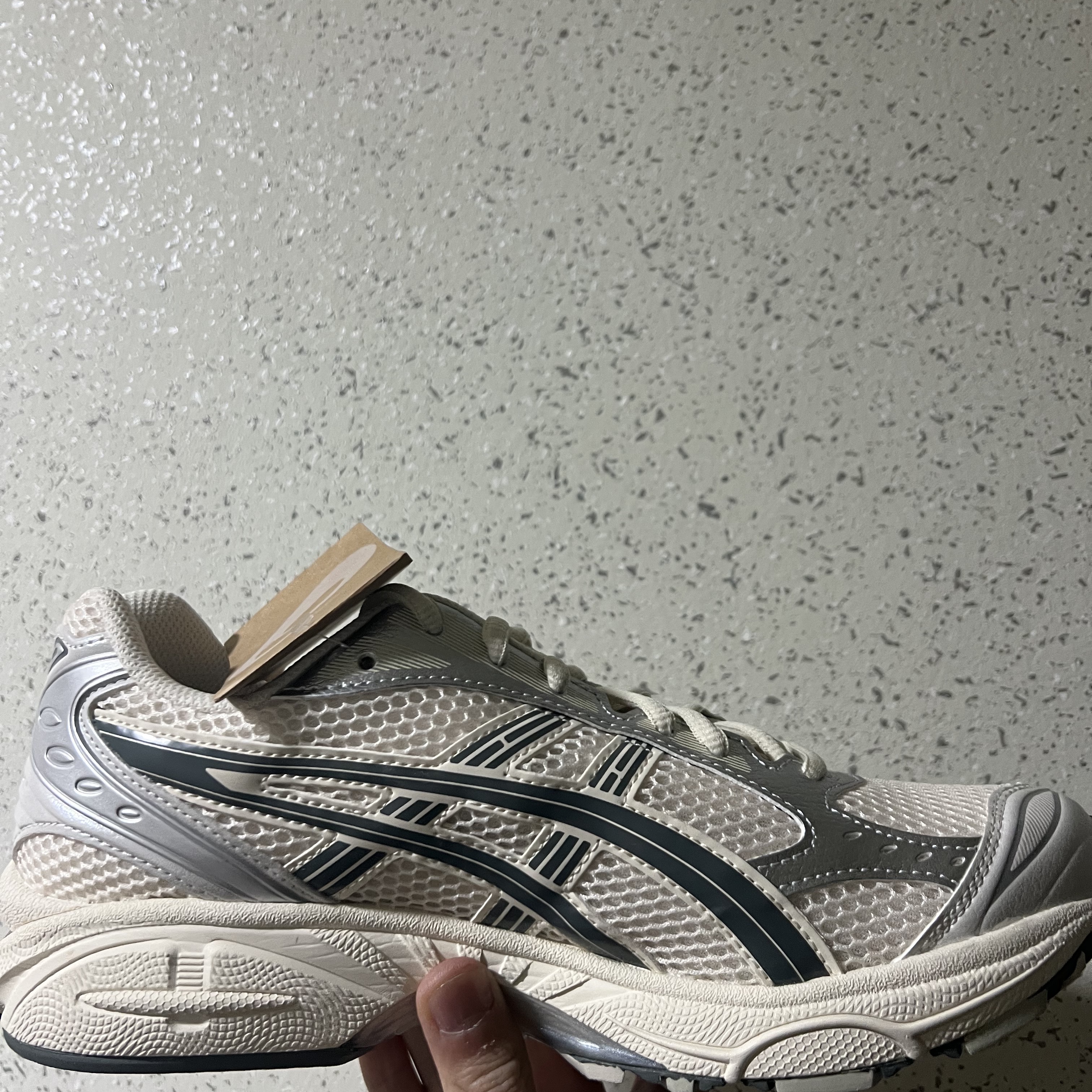 Asics Gel-Kayano 14 Birch Dark Pewter 착용 스타일 - 2