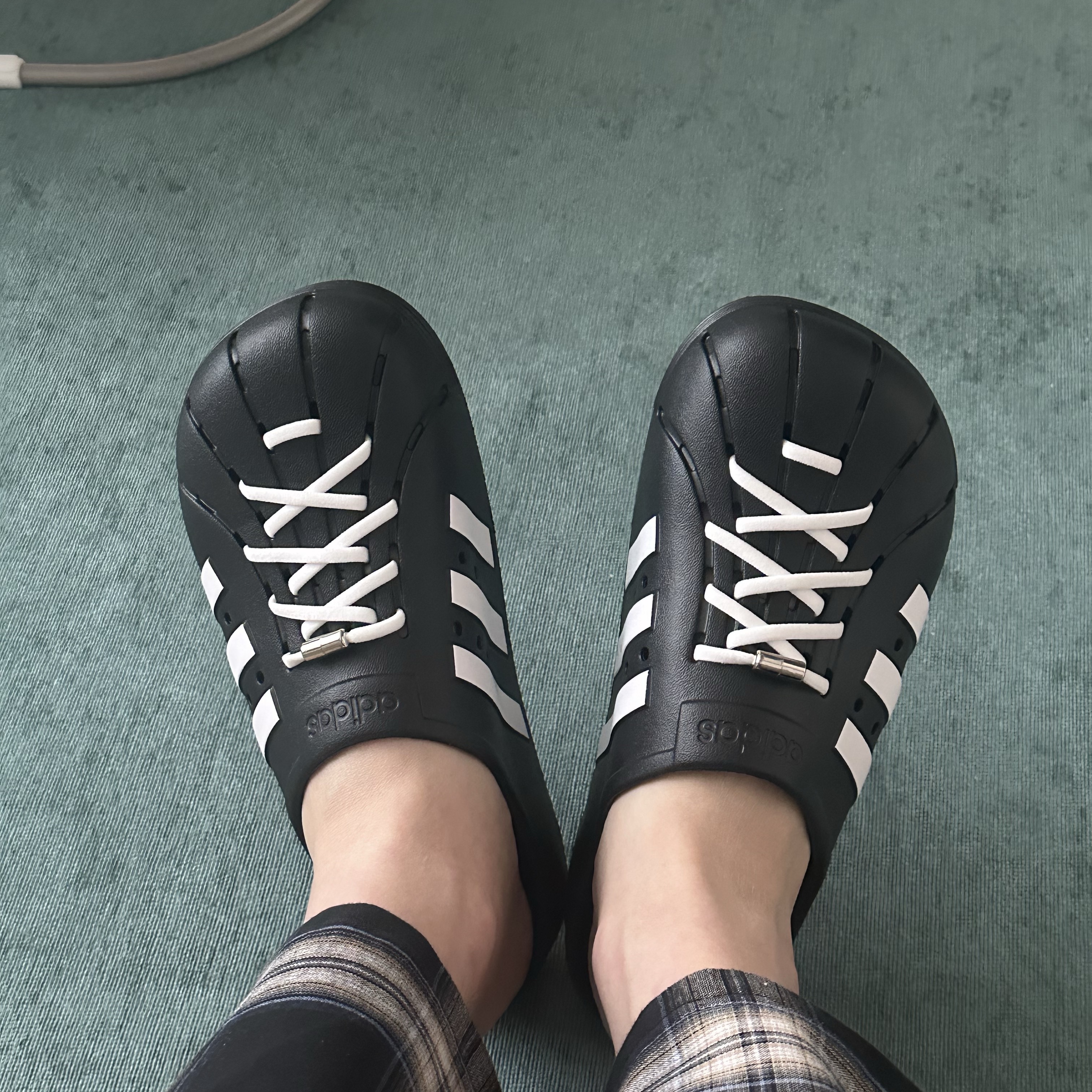 Adidas Adilette Clog Black White 착용 스타일