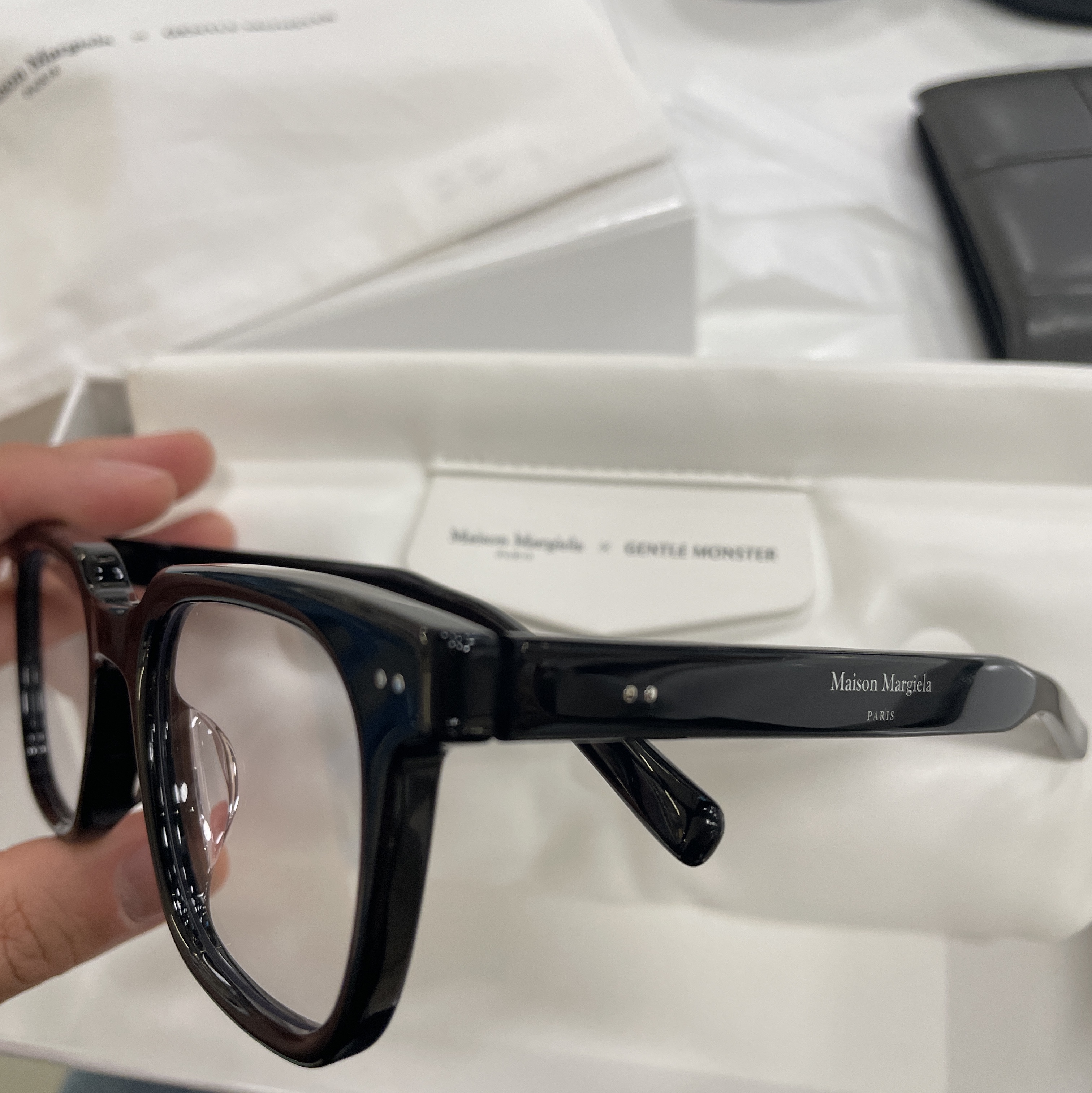 Gentle Monster x Maison Margiela MM117 Black Clear 착용 스타일