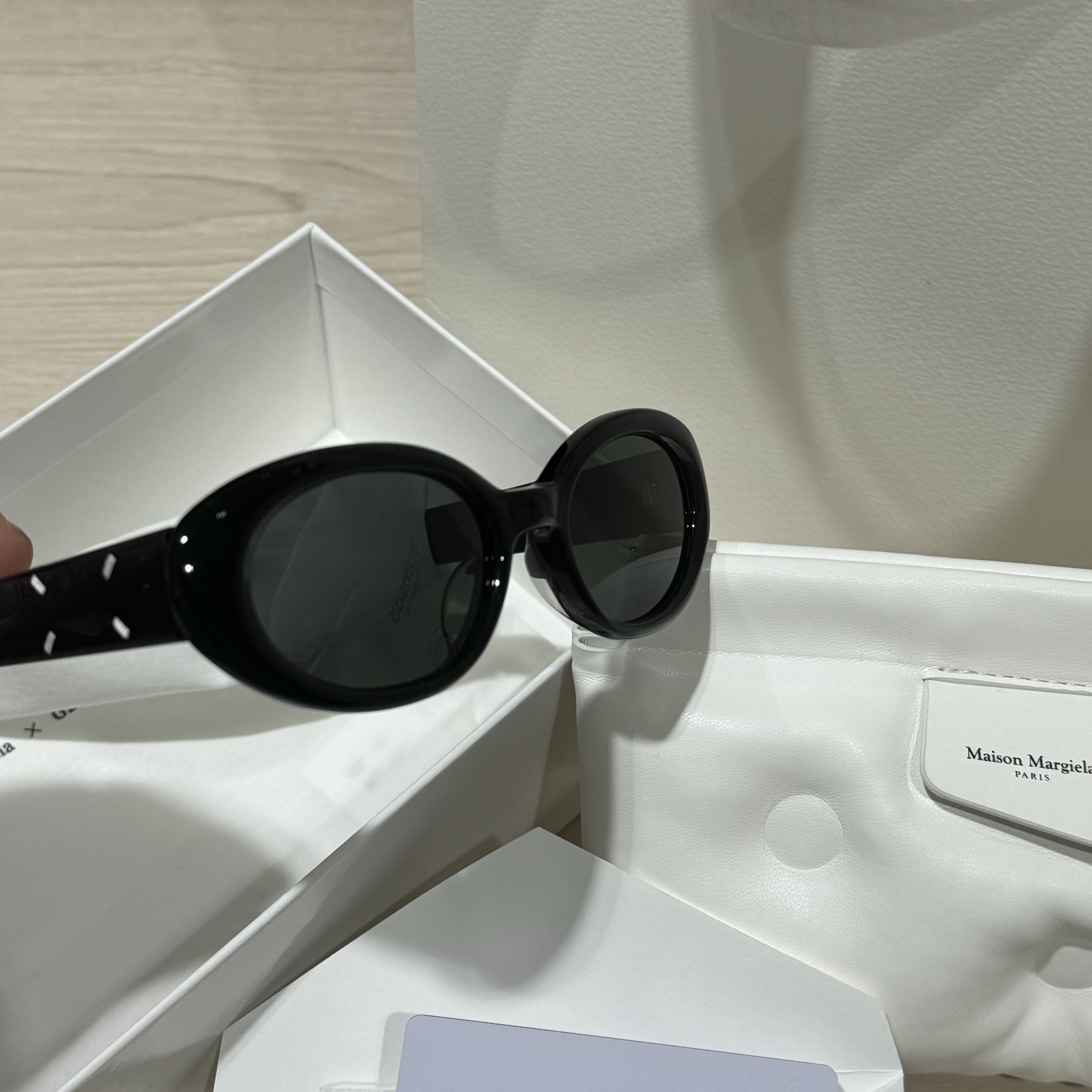 Gentle Monster x Maison Margiela MM107 Black Black 착용 스타일 - 3