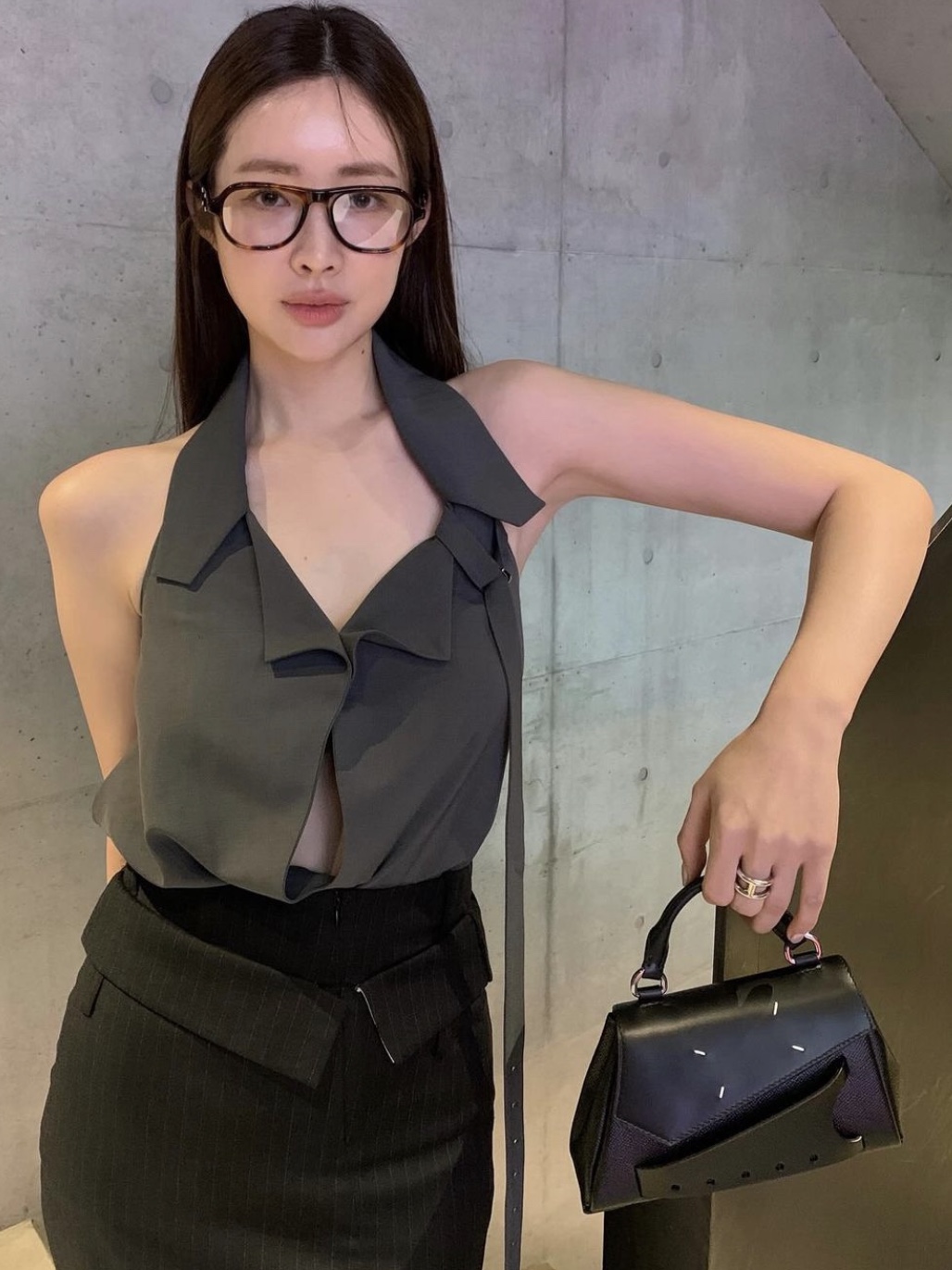 Maison Margiela Snatched Top Handle Small Black 착용 스타일