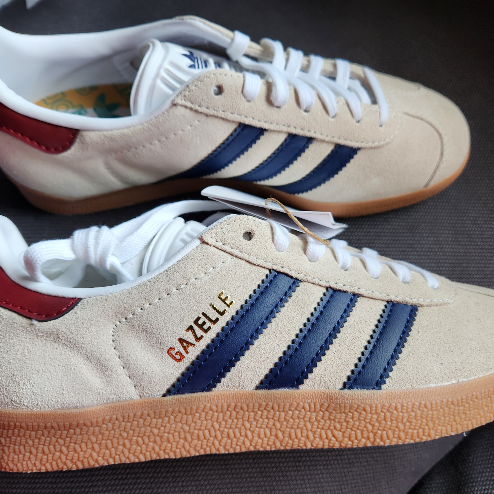 Adidas Gazelle Off White Dark Blue 착용 스타일