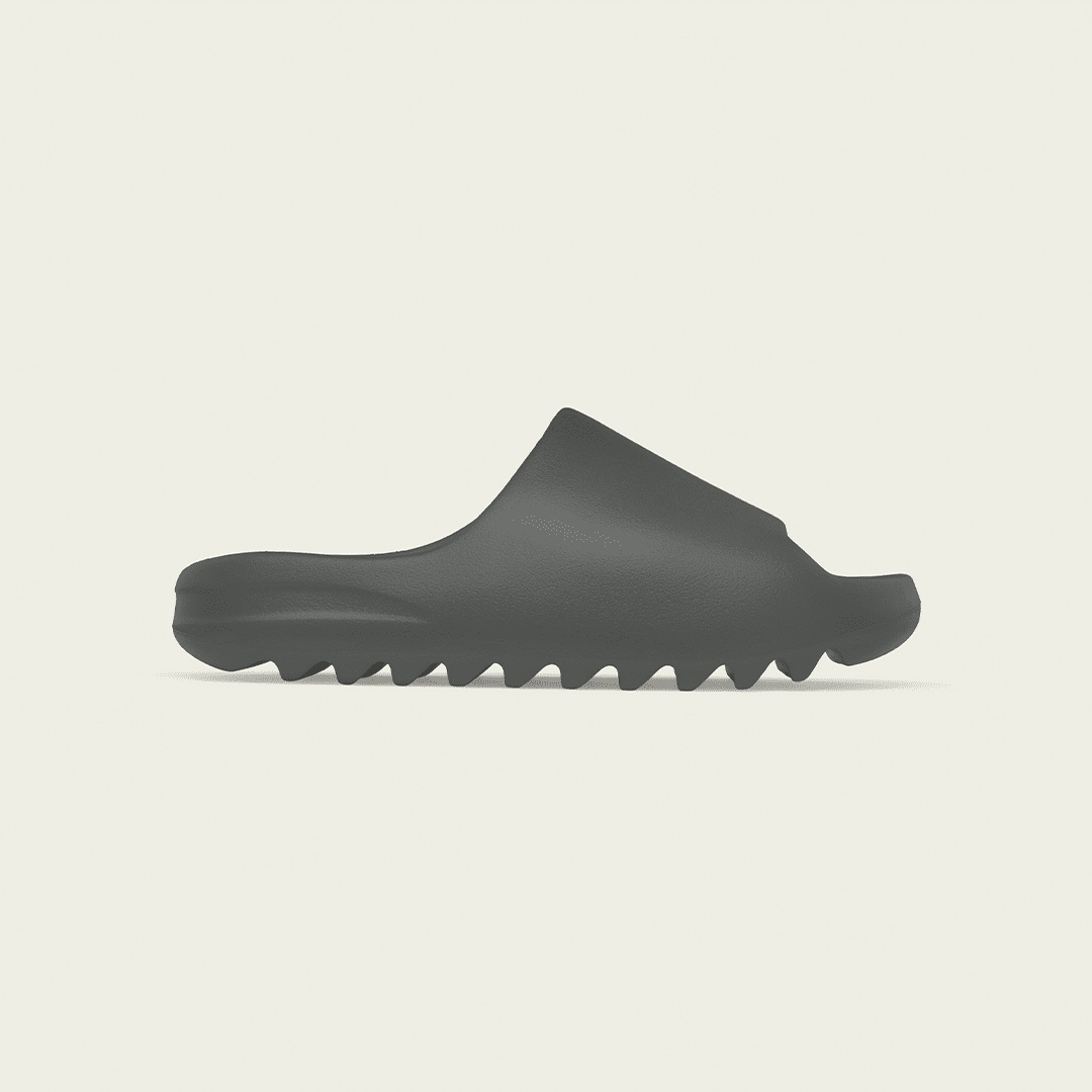Adidas Yeezy Slide Dark Onyx 2024 착용 스타일