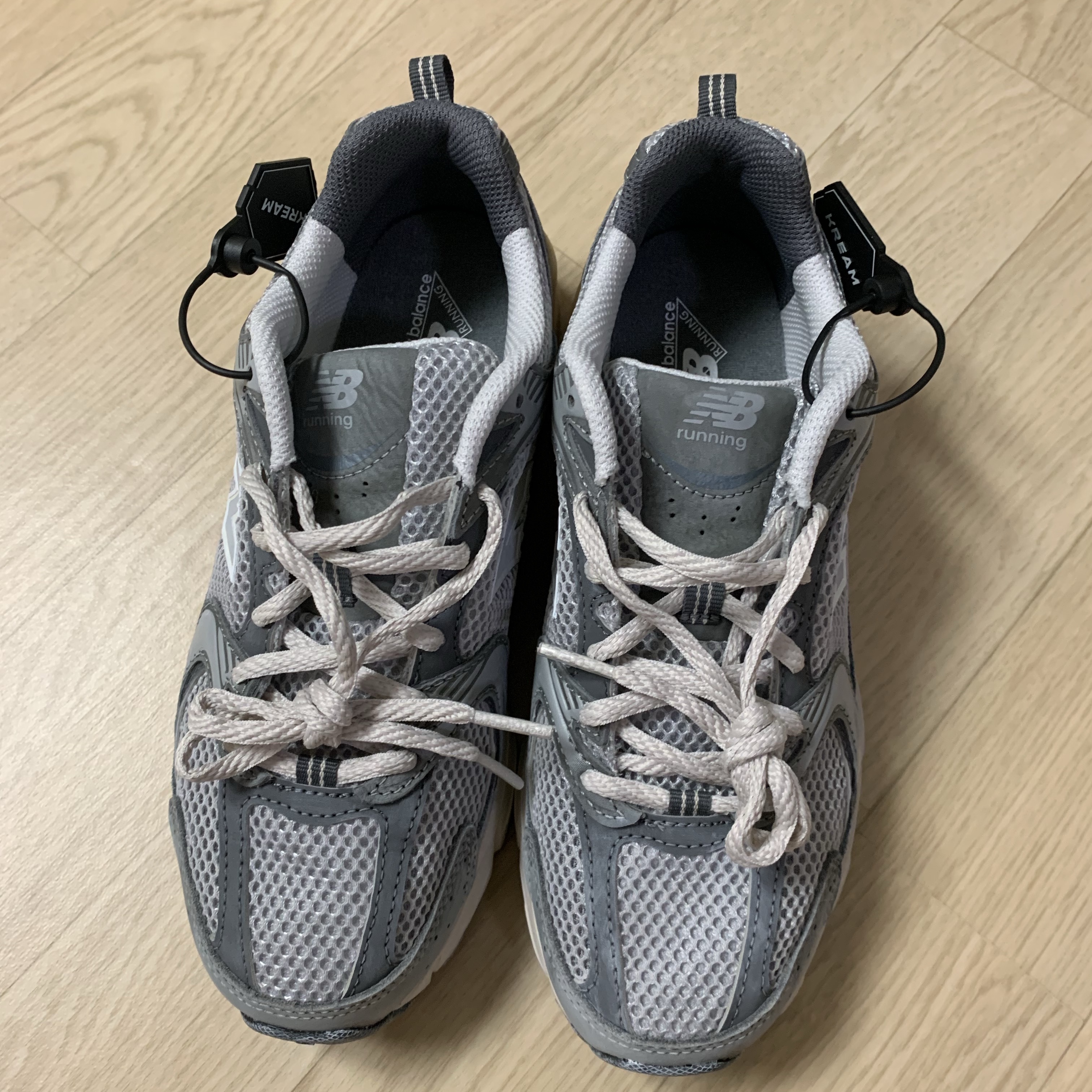 New Balance 530 Premium Vintage Grey Matter 착용 스타일