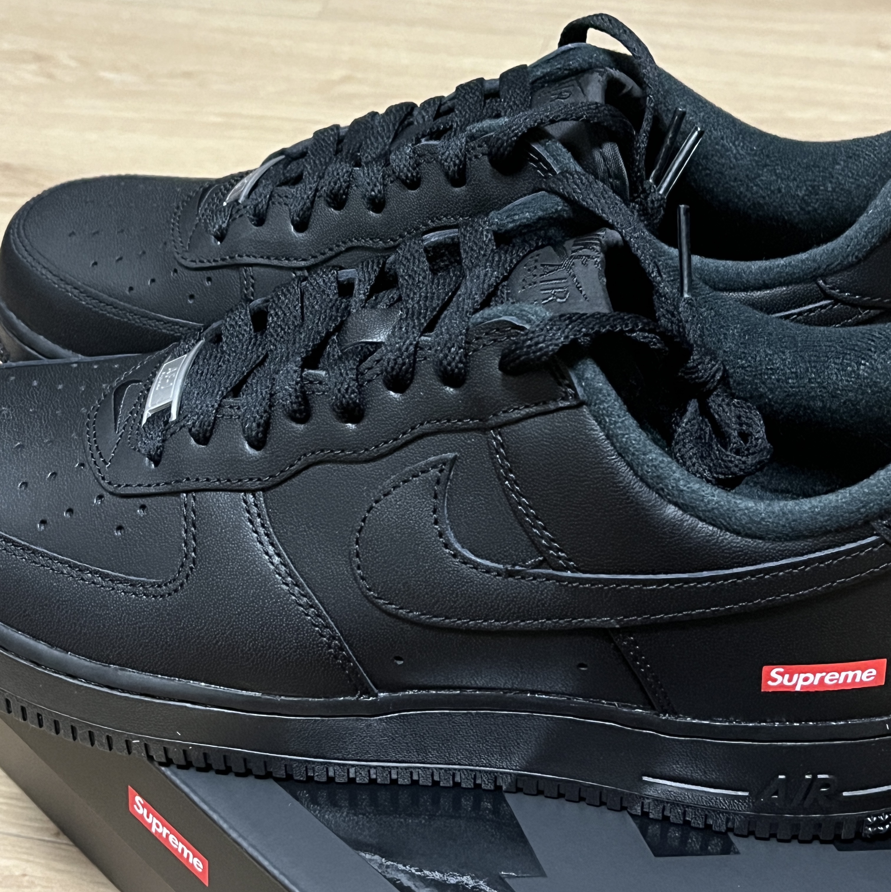 Nike x Supreme Air Force 1 Low Black 착용 스타일 - 1