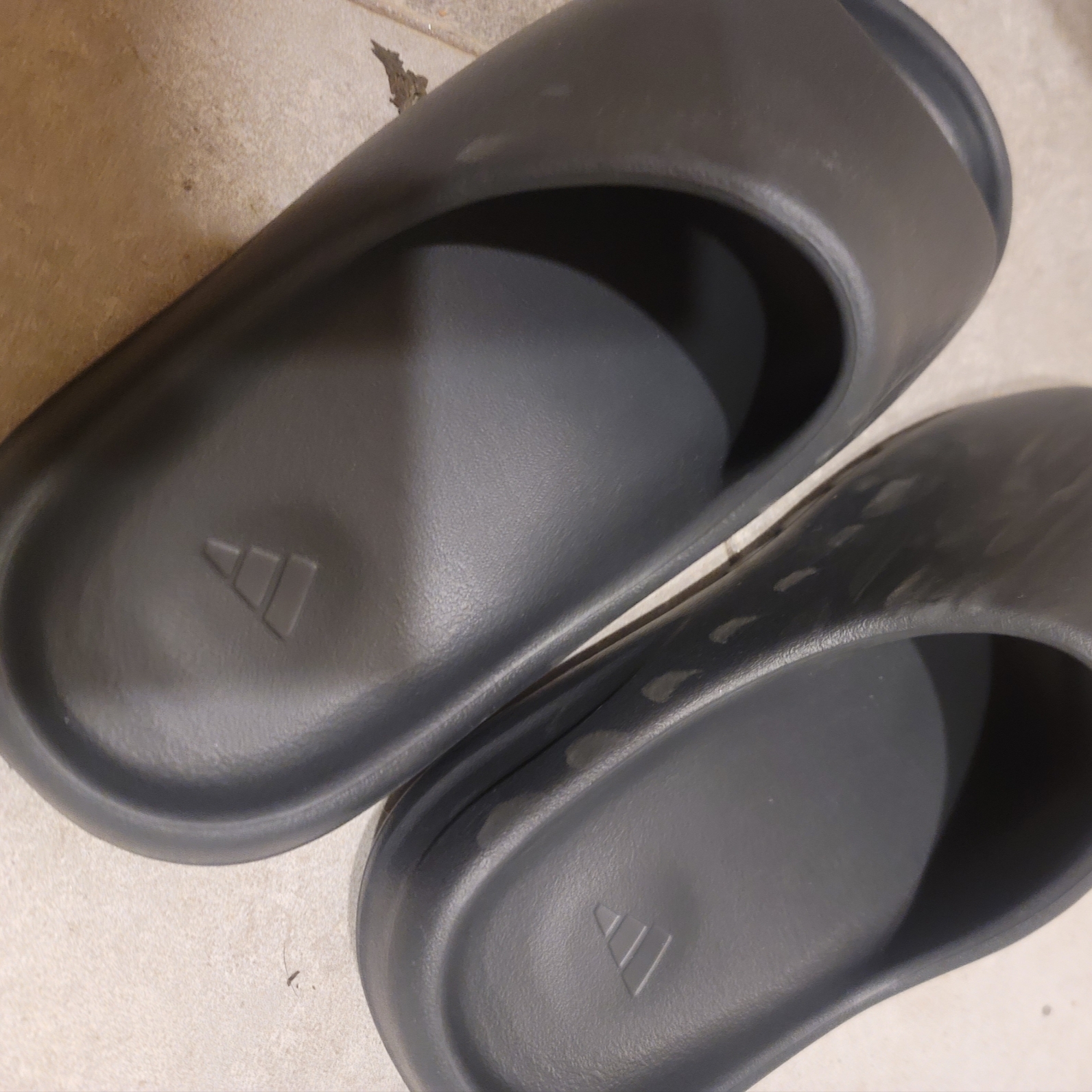 Adidas Yeezy Slide Onyx 착용 스타일 - 1