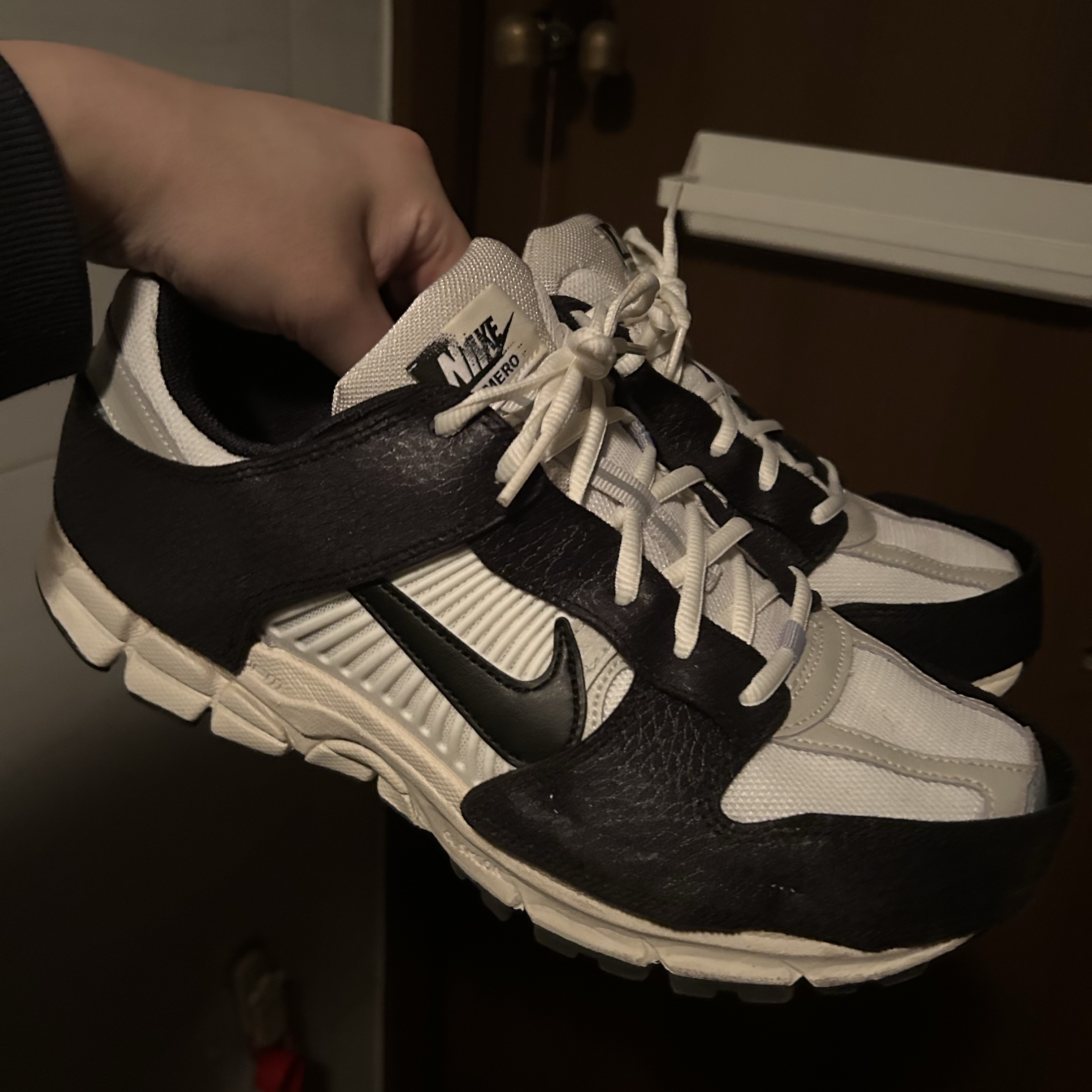 (W) Nike Zoom Vomero 5 Wolf Grey and Black 착용 스타일