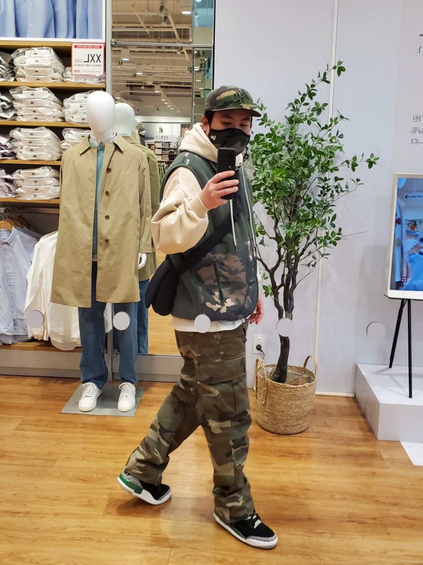 Jordan 3 Retro Pine Green, Adidas Graphic Camo Reversible Fleece Vest Shadow Green - KR Sizing 착용 스타일 - 1