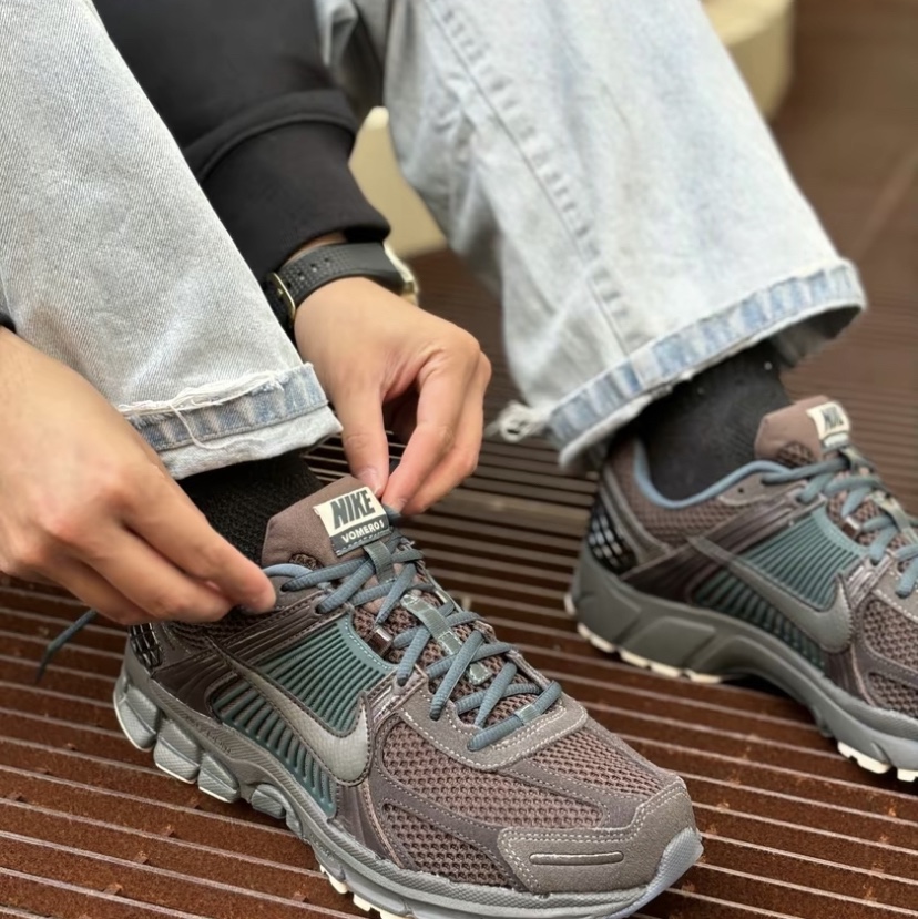 Nike Zoom Vomero 5 Velvet Brown and Medium Ash 착용 스타일