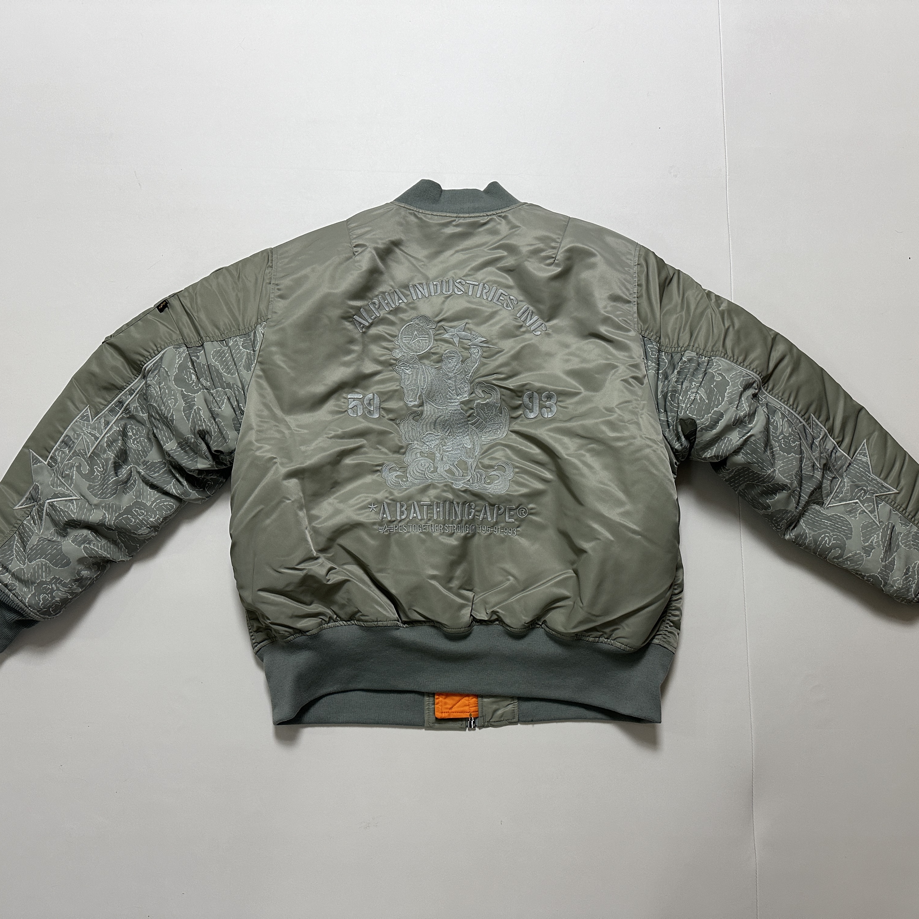 BAPE x Alpha Industries MA-1 Jacket Olive Drab 착용 스타일 - 2
