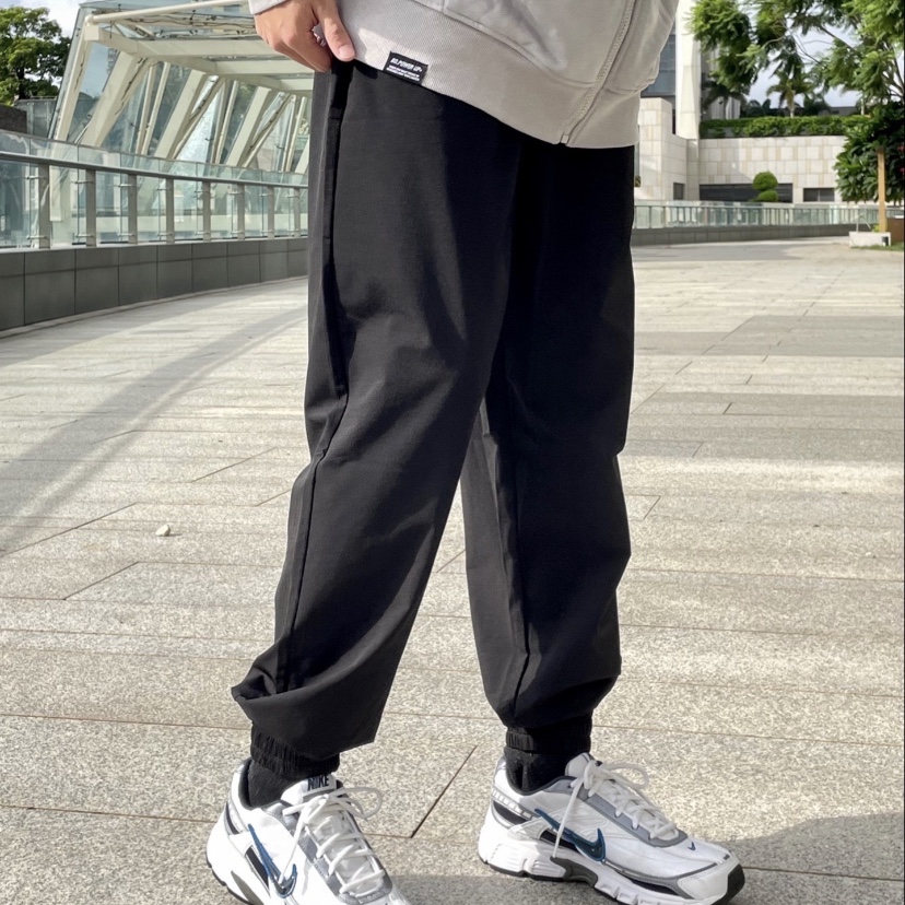 Nike Initiator White Obsidian Metallic Cool Grey 착용 스타일