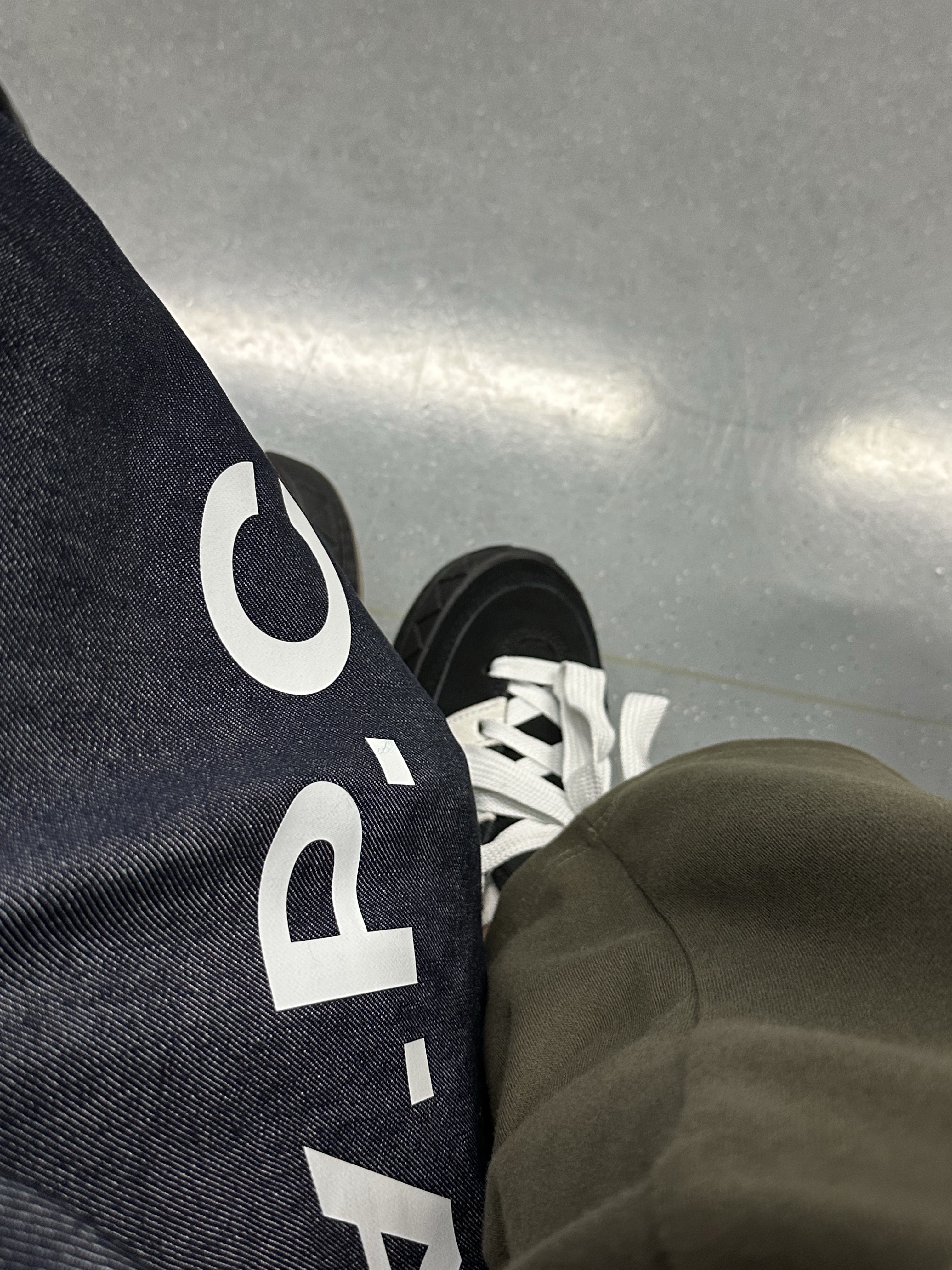 A.P.C. Laure Tote Bag Blue, Adidas Adimatic Core Black Crystal White 착용 스타일