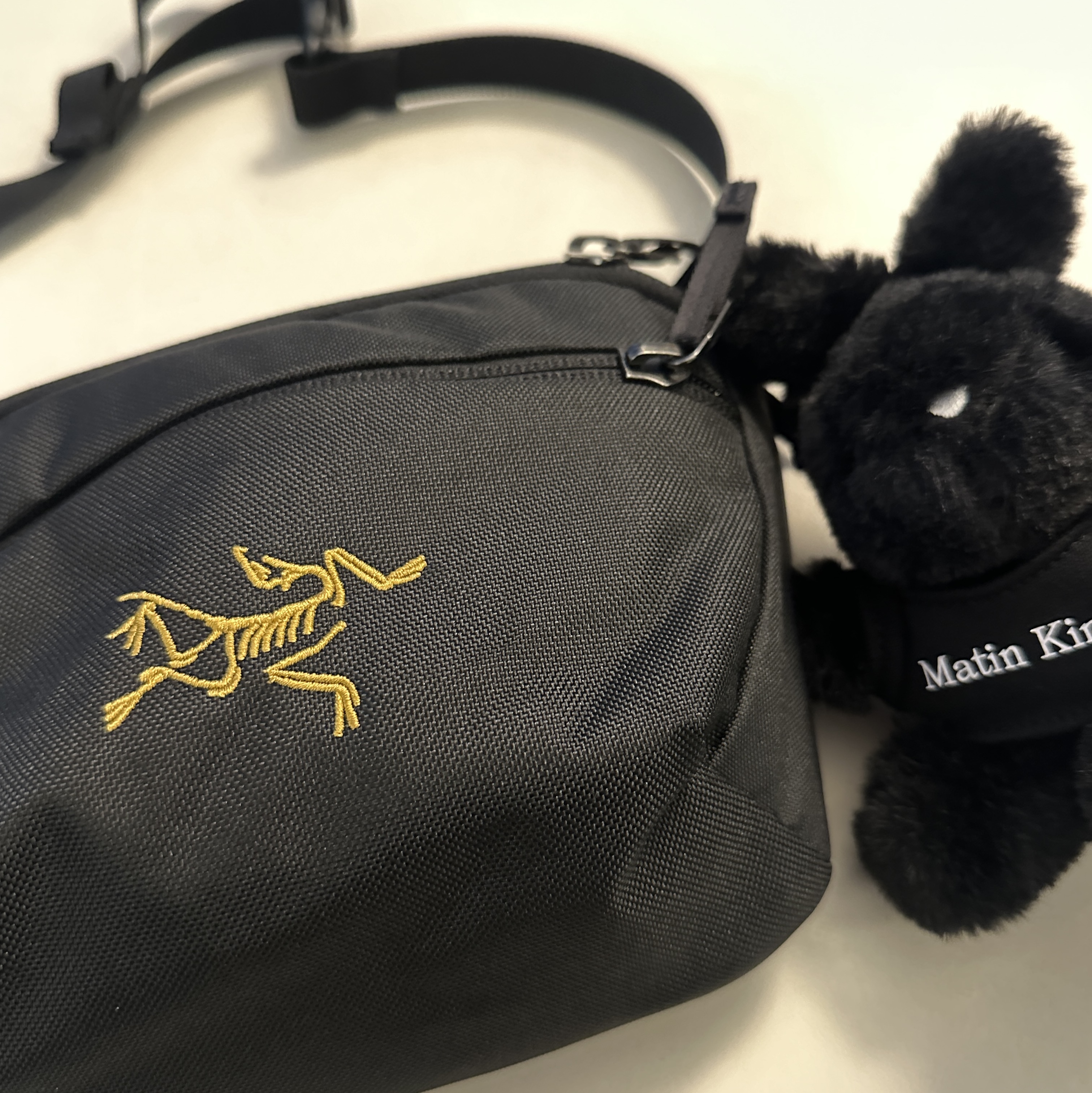 Arc'teryx Mantis 1 Waistpack Black, Matin Kim Black Bunny Toy Keyring Black 착용 스타일