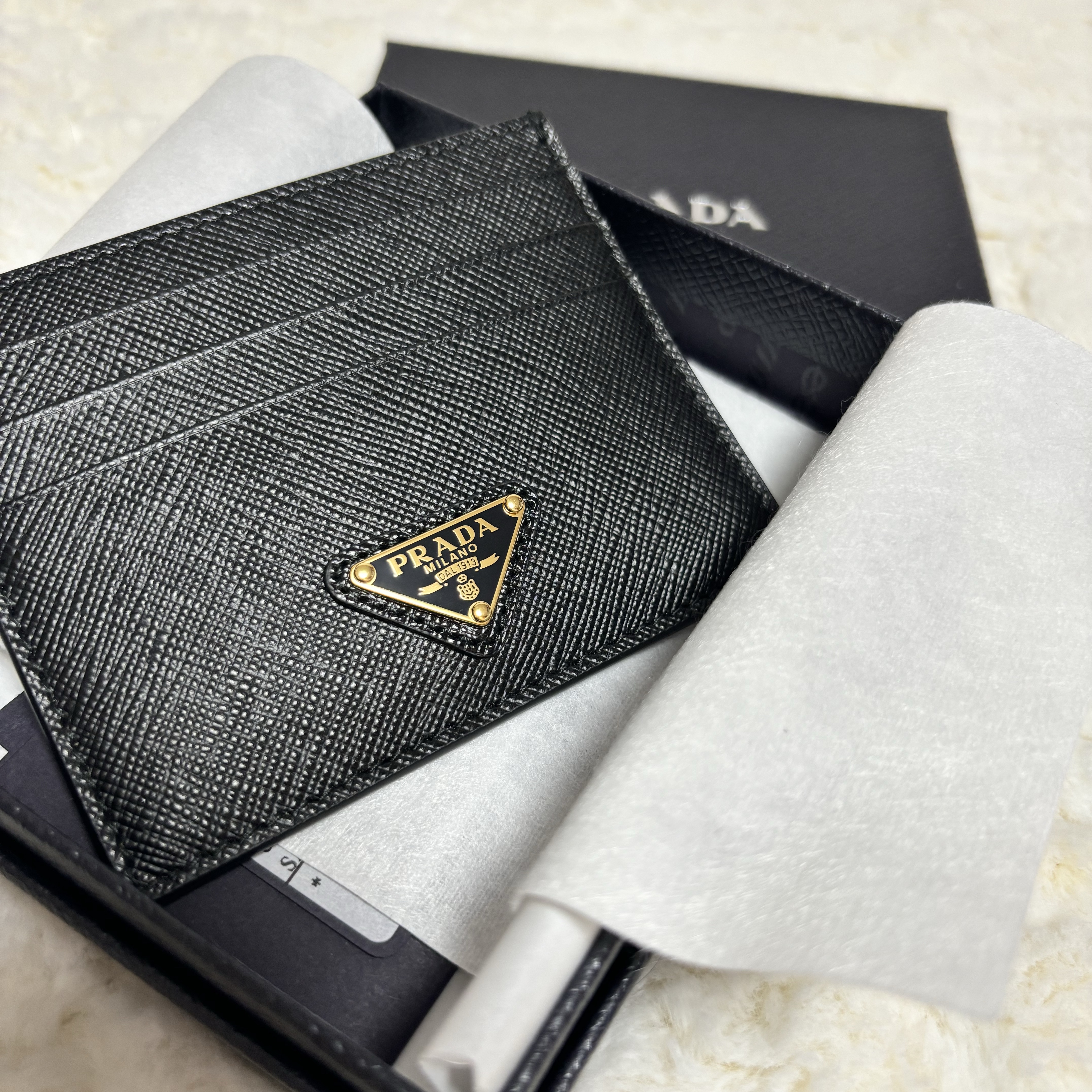 Prada Saffiano Leather Triangle Logo Card Holder Black Gold 착용 스타일