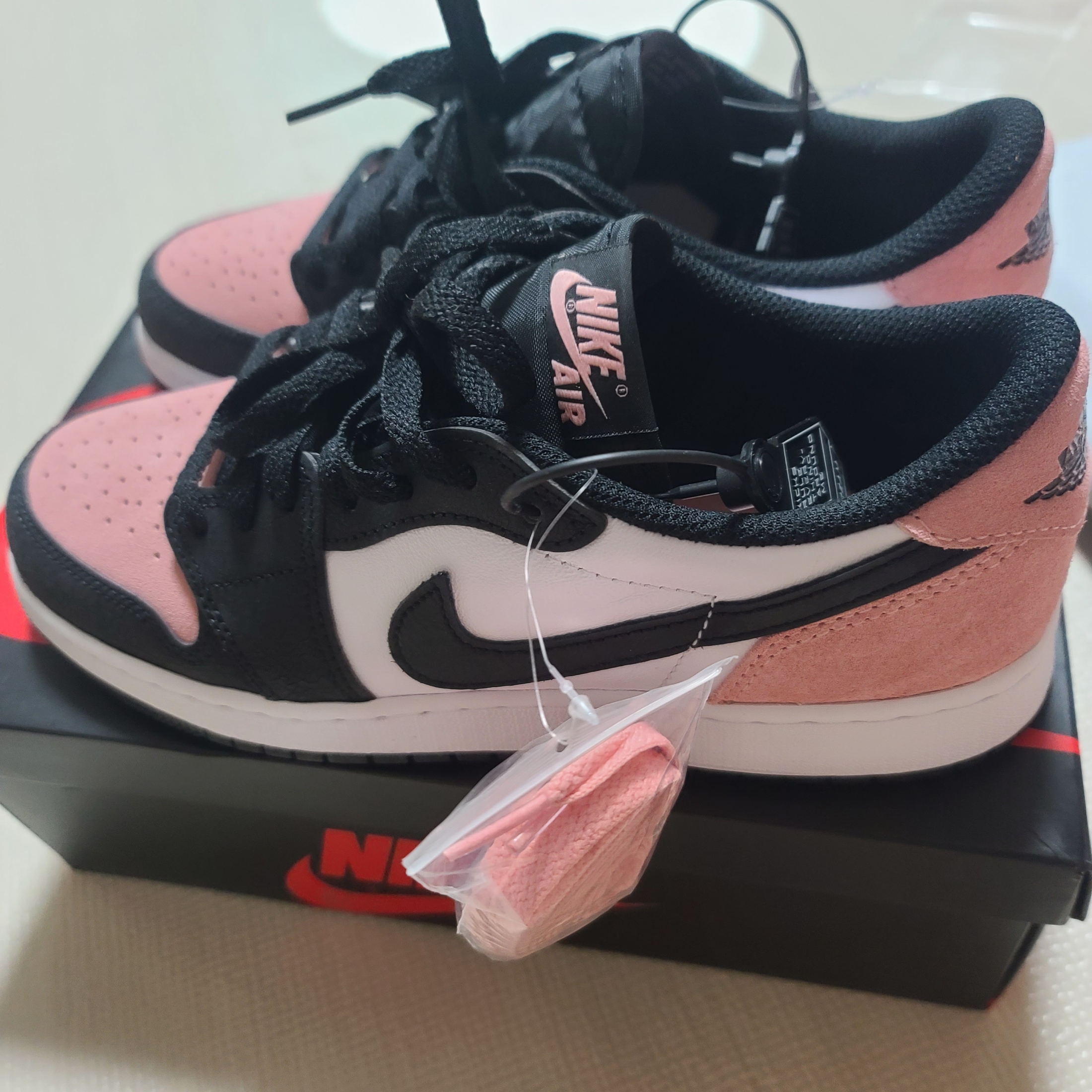 (GS) Jordan 1 Low OG Bleached Coral 착용 스타일 - 3