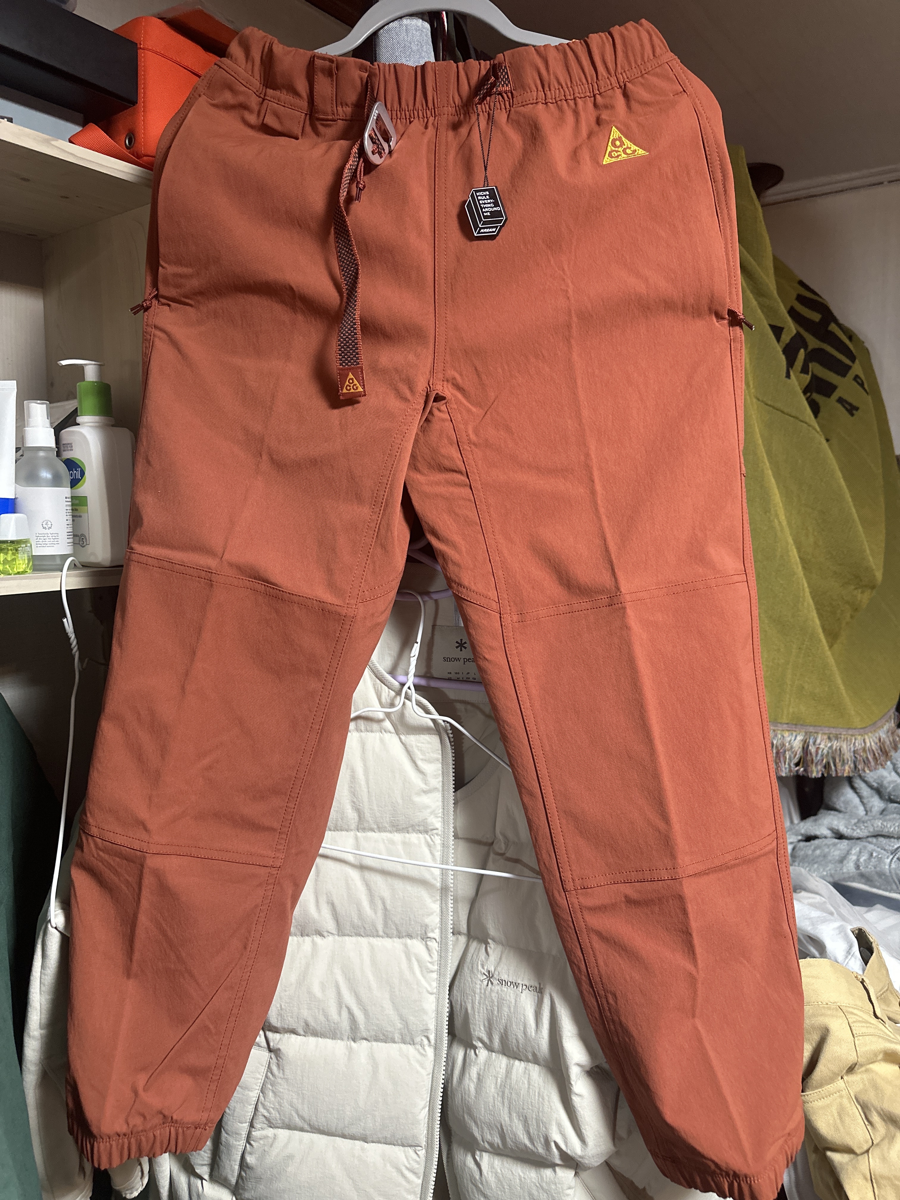 Nike ACG Trail Pants Mars Stone - Asia 착용 스타일