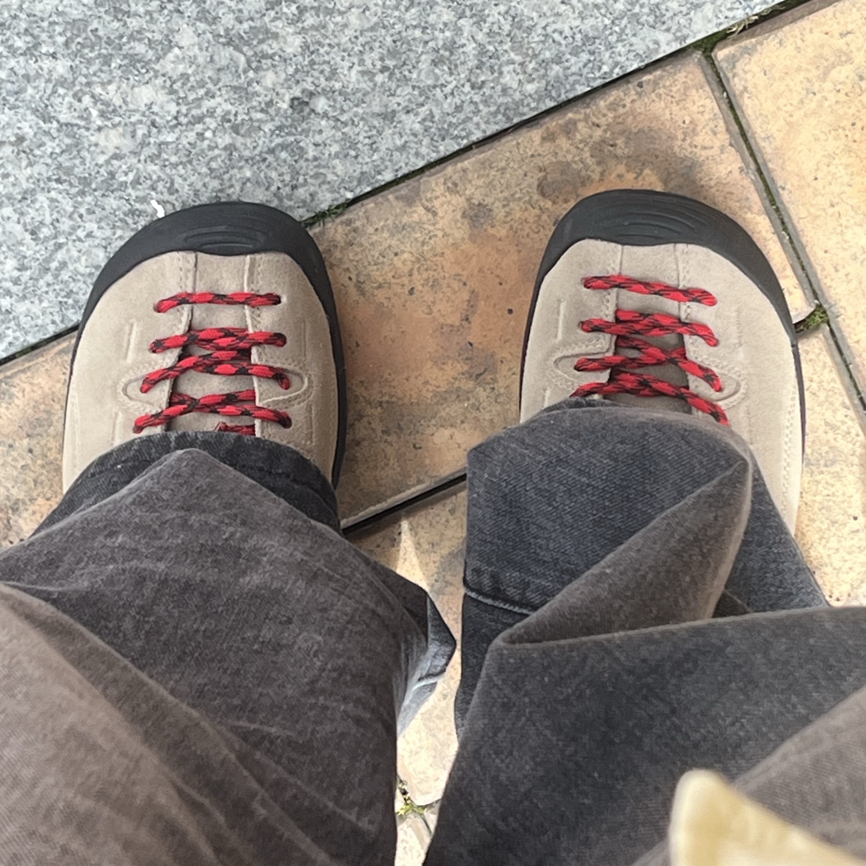 Keen Jasper Suede Sneakers Silver Mink 착용 스타일