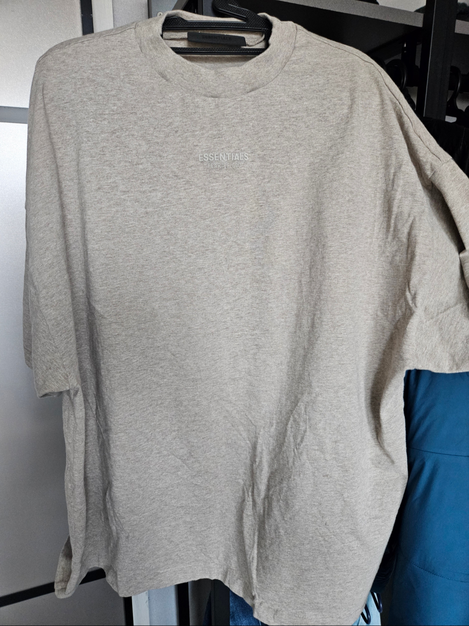 Essentials T-Shirt Core Heather - 23FW 착용 스타일