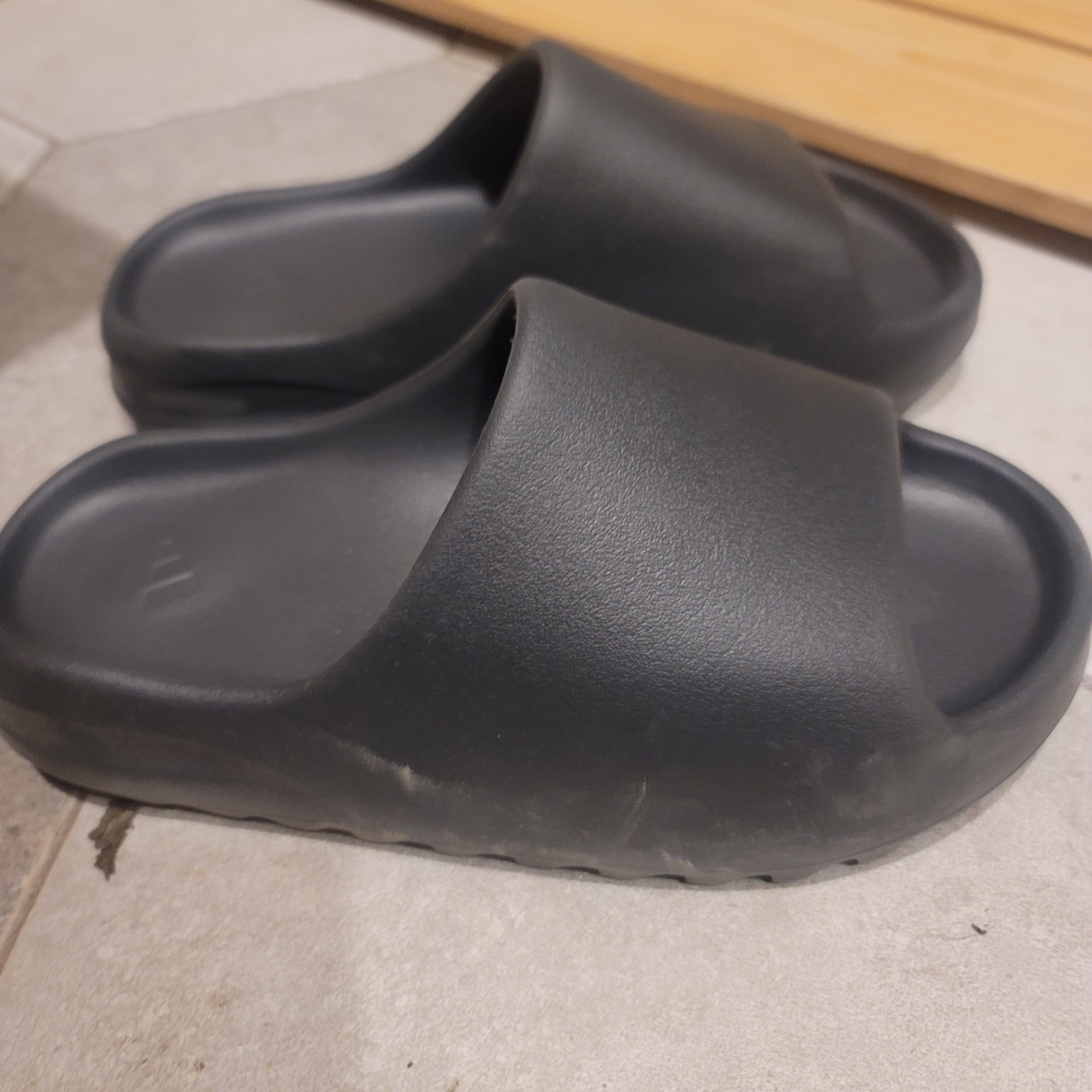 Adidas Yeezy Slide Onyx 착용 스타일 - 2