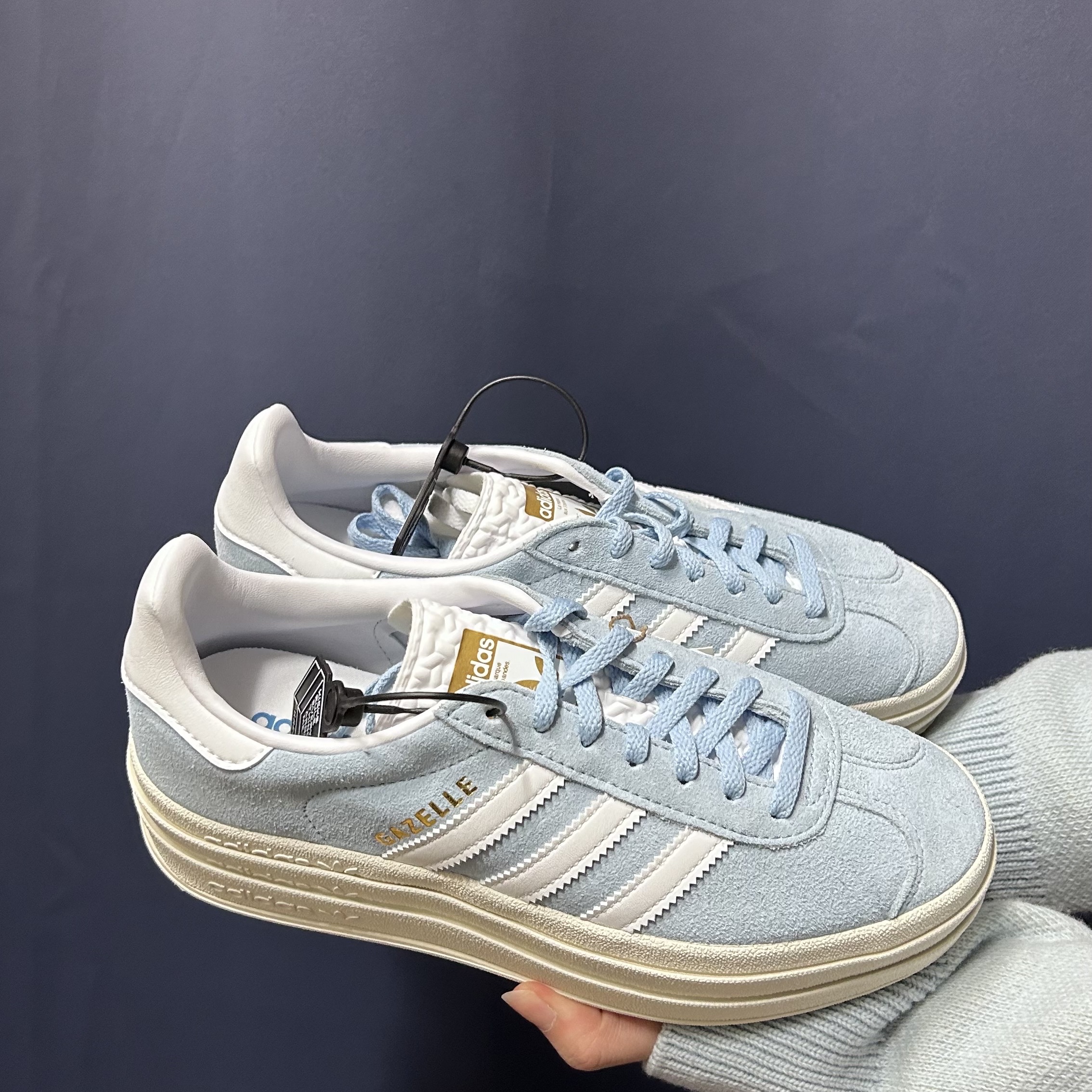 (W) Adidas Gazelle Bold Clear Sky White 착용 스타일