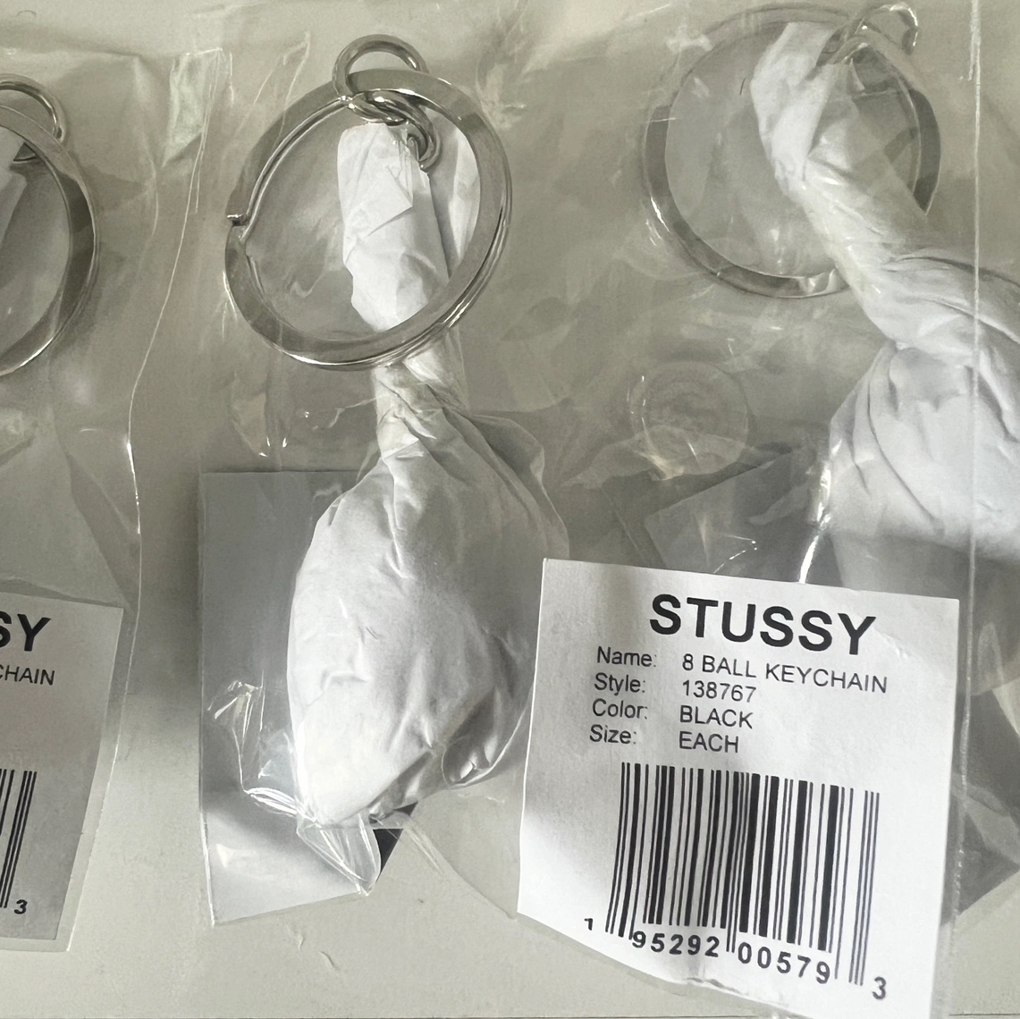 Stussy 8 Ball Keychain Black 착용 스타일