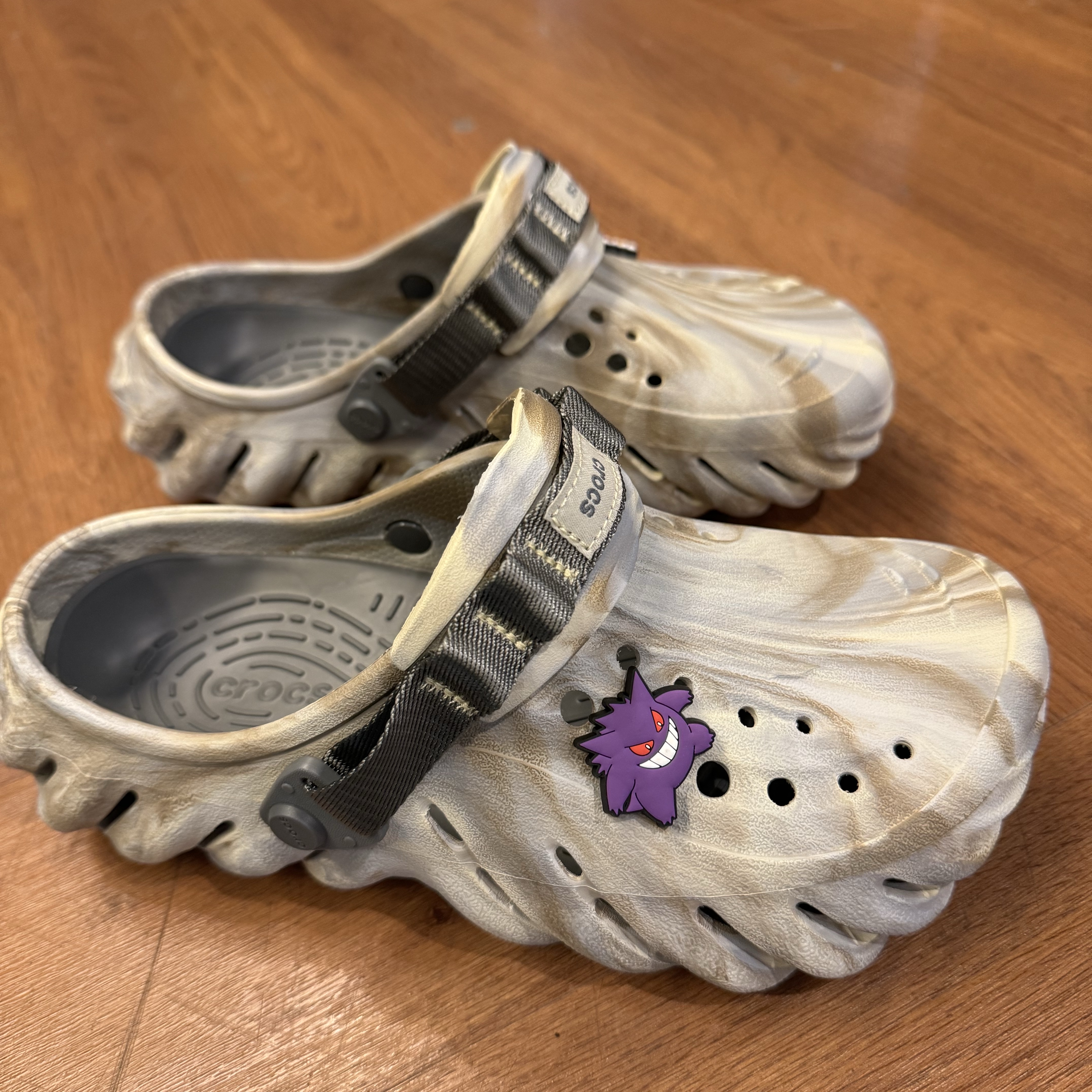 Crocs Echo Marbled Clog Bone Multi 착용 스타일 - 2