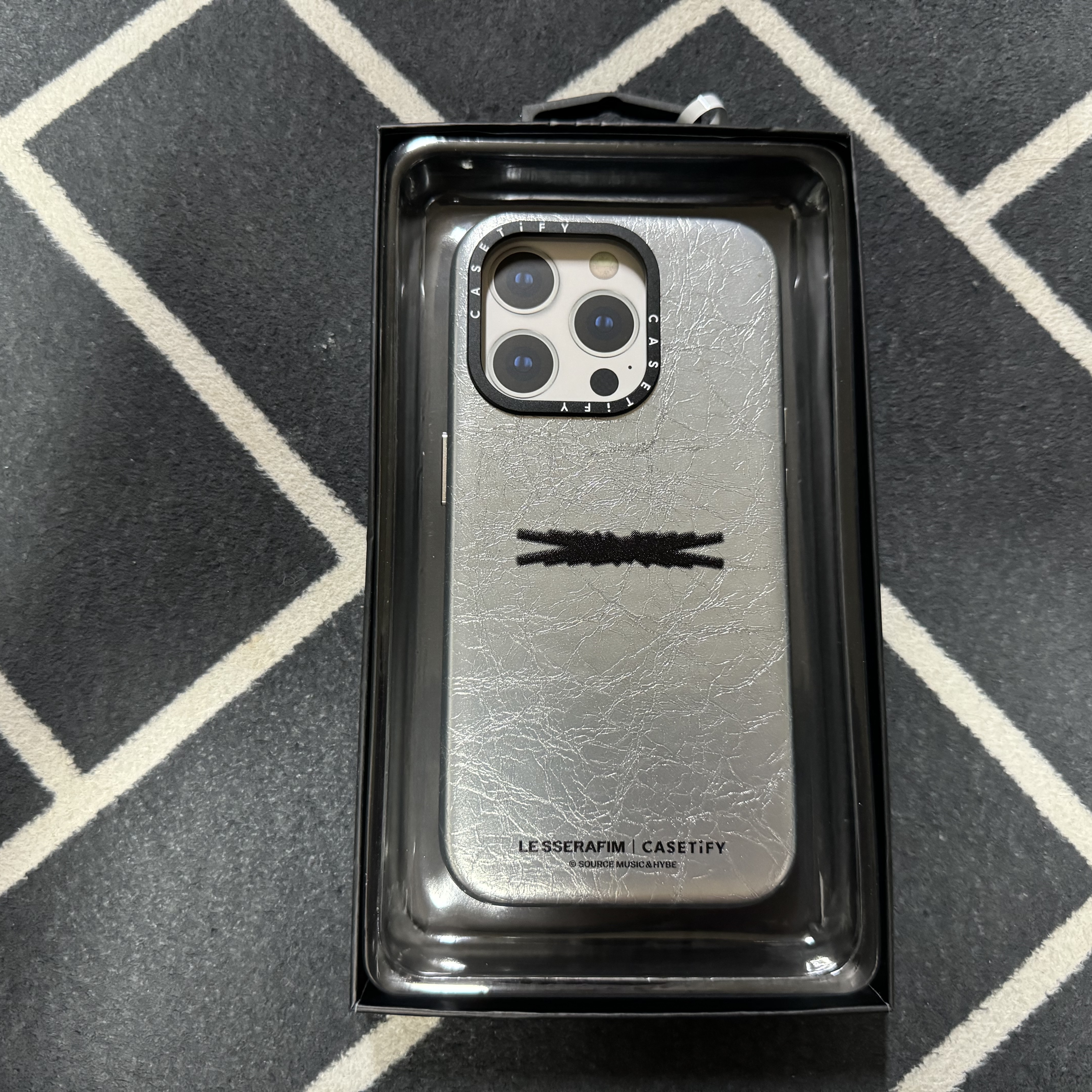 Casetify x LE SSERAFIM iPhone EASY Signature Impact Case Clear Black 착용 스타일 - 5