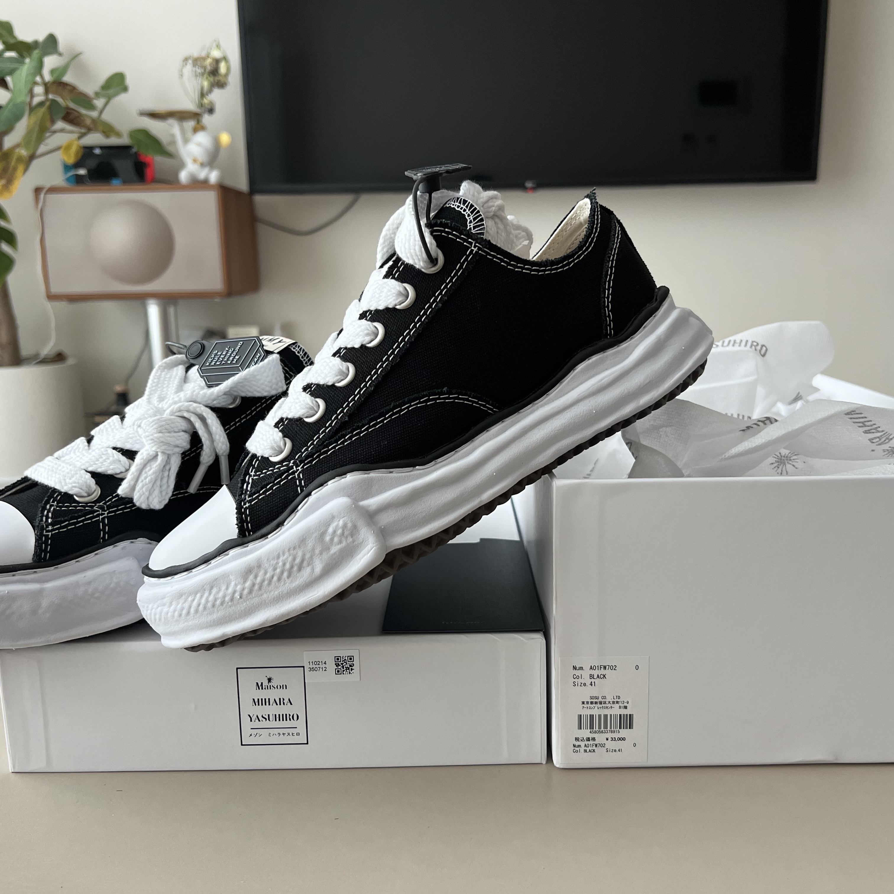 Maison Mihara Yasuhiro Peterson OG Sole Canvas Low Sneakers Black 착용 스타일 - 3
