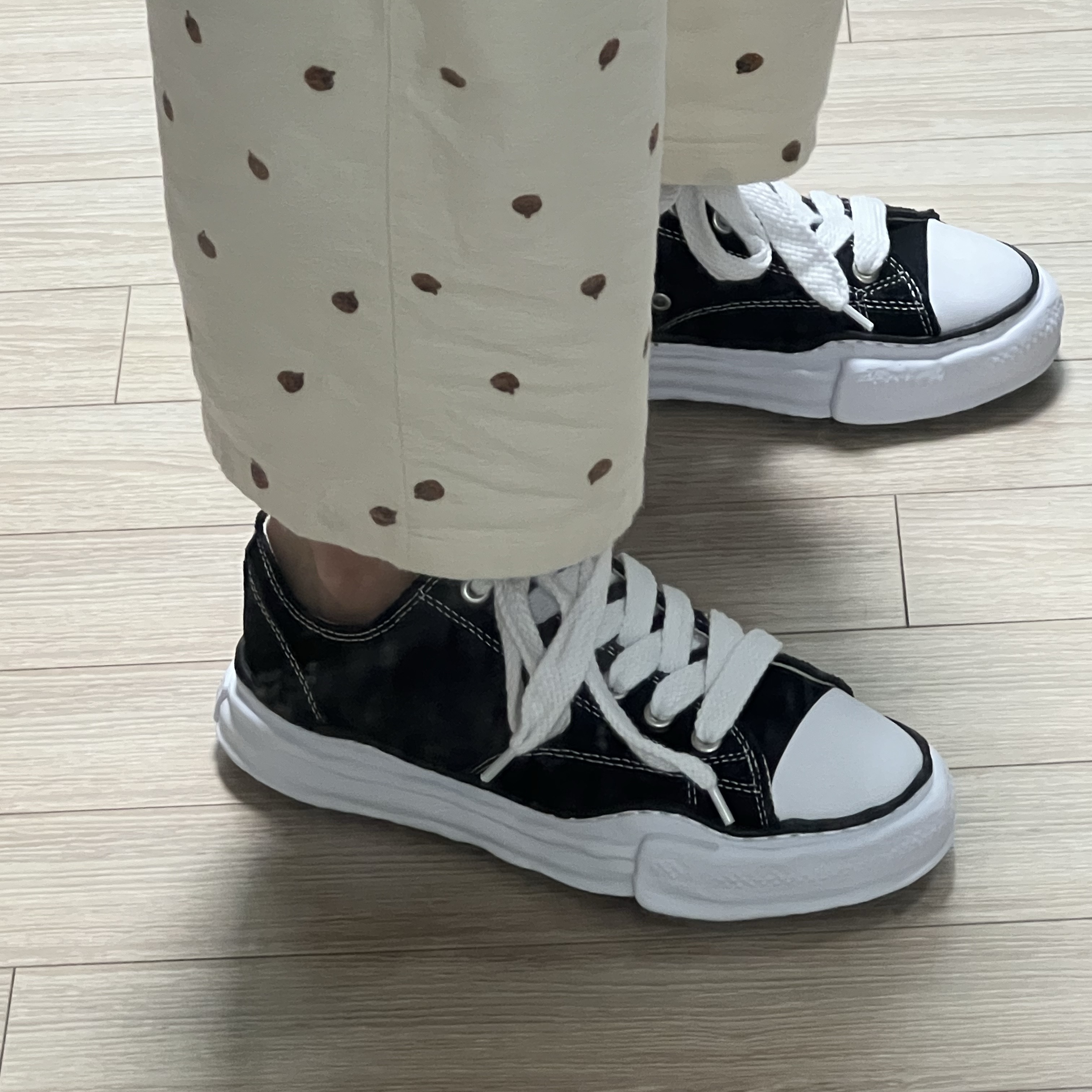 Maison Mihara Yasuhiro Peterson OG Sole Canvas Low Sneakers Black 착용 스타일 - 1