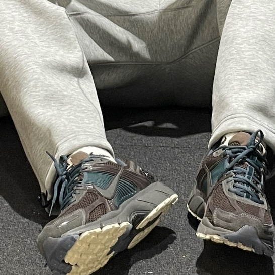 Nike Zoom Vomero 5 Velvet Brown and Medium Ash 착용 스타일