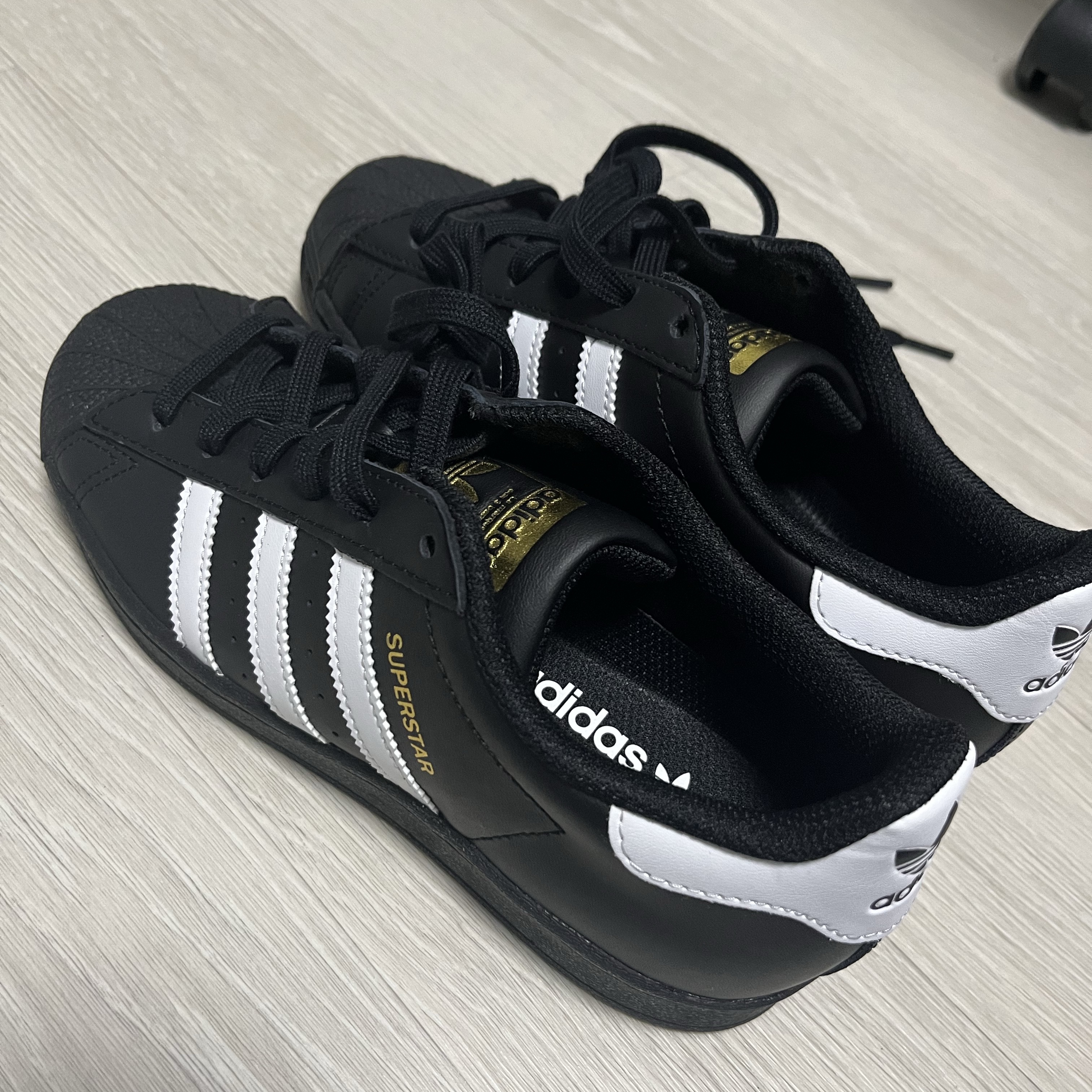 (J) Adidas Superstar Black White 착용 스타일 - 1