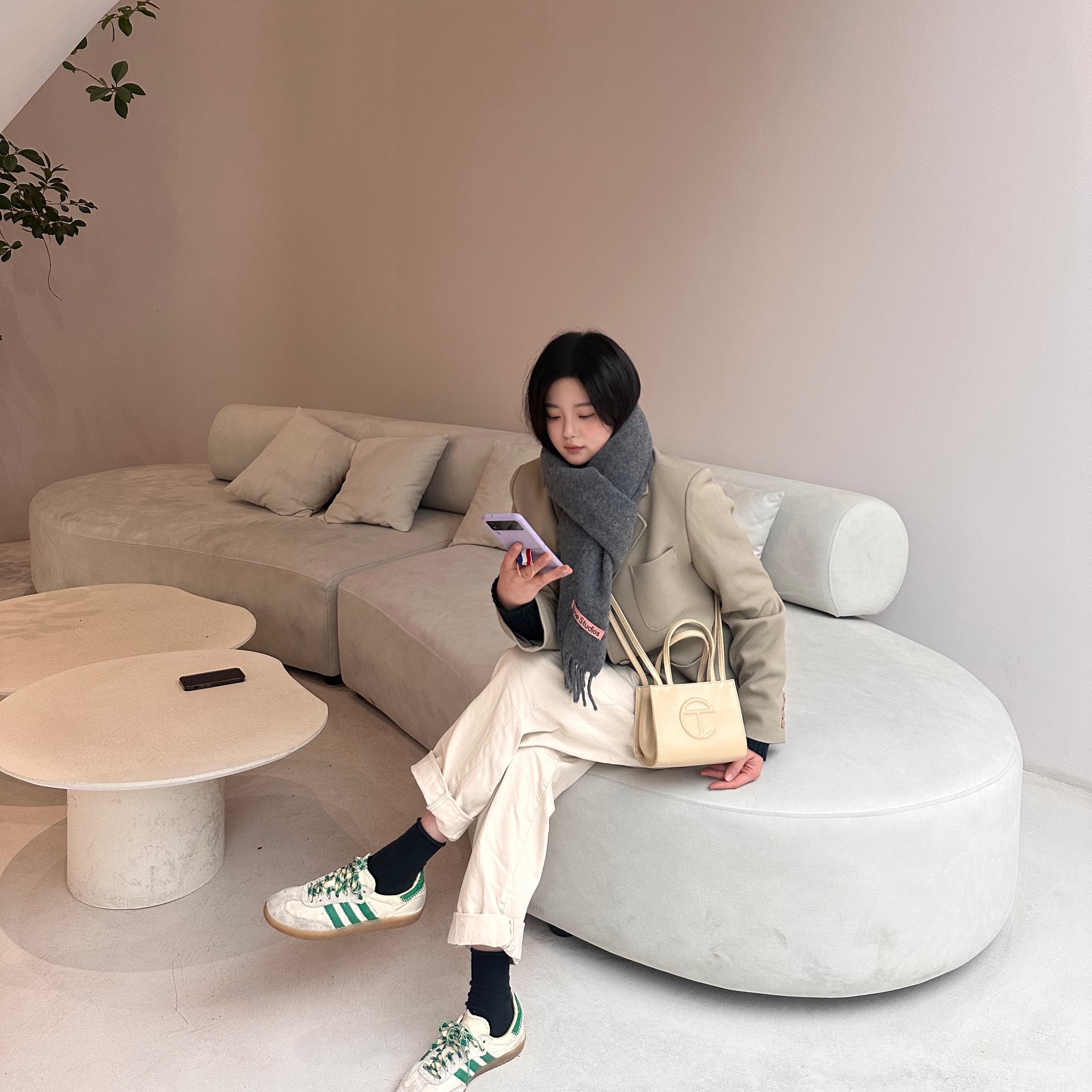 Telfar Small Shopping Bag Cream, Adidas x Wales Bonner Samba Cream Green 착용 스타일 - 2