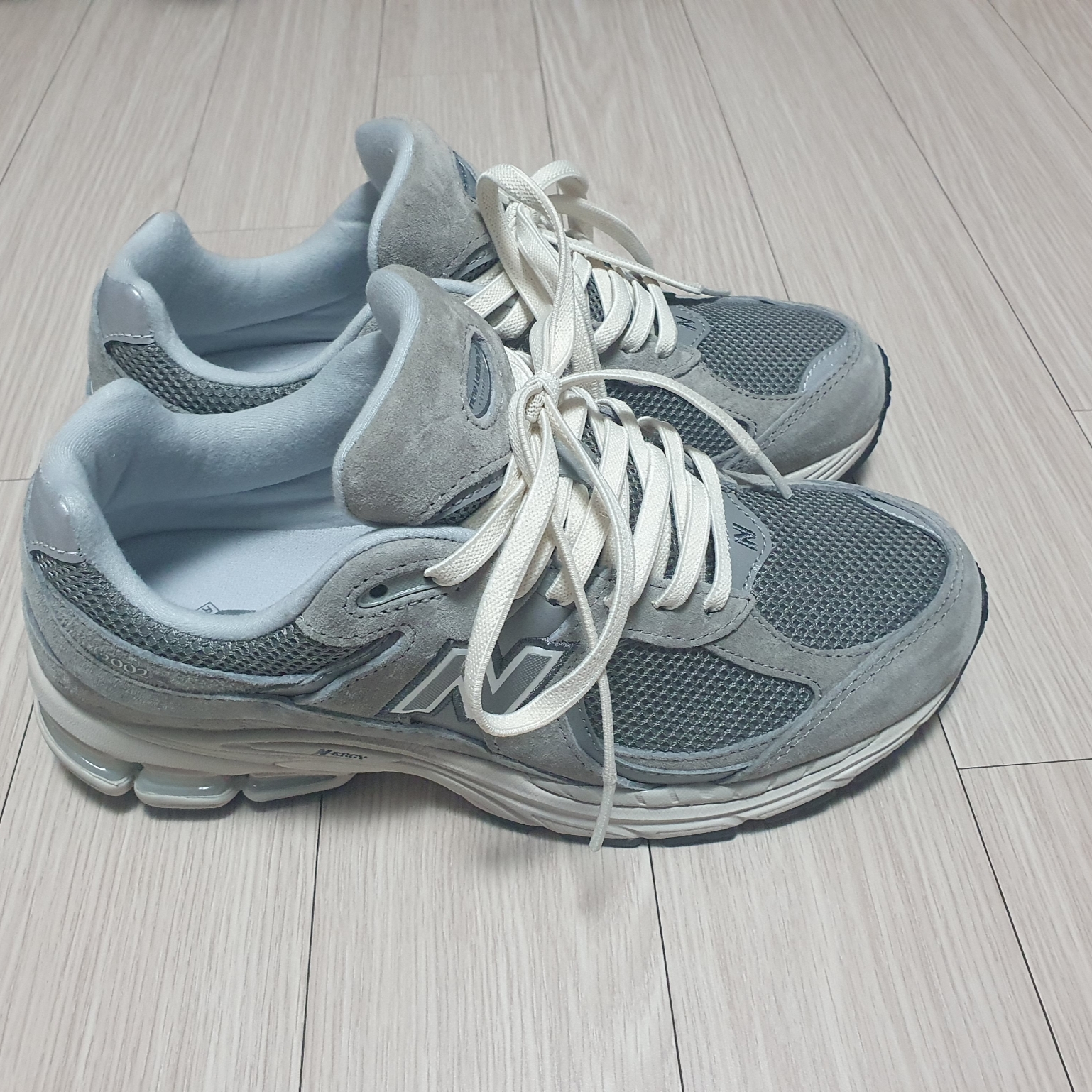 New Balance 2002R Grey 착용 스타일